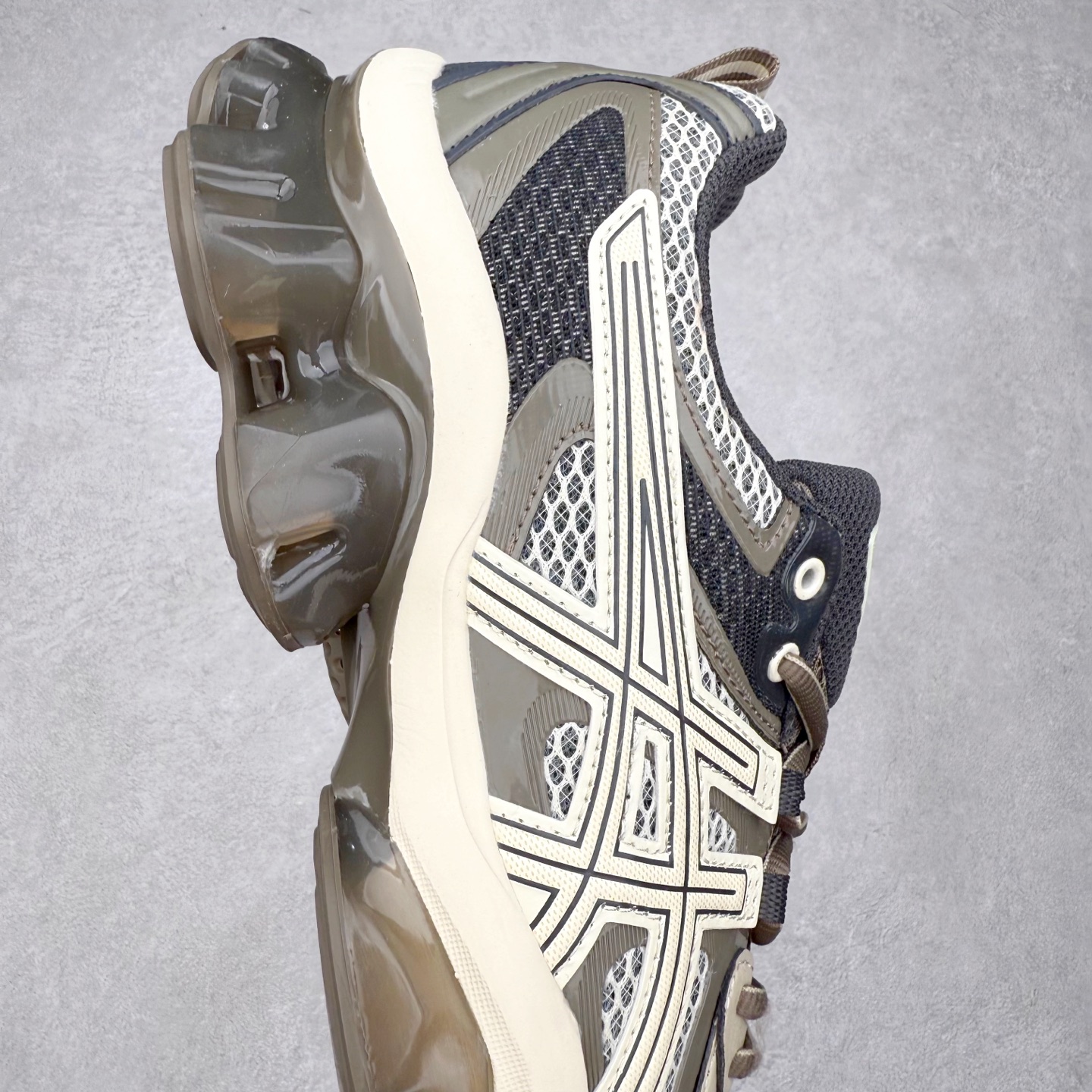 图片[6]-ASICS Gel-Quantum Kinetic 亚瑟士量子动能系列轻量全掌硅胶缓震休闲运动跑步鞋 ASICS以其独特匠心与科技魅力持续在运动鞋领域掀起新风尚今春二月GEL-Quantum Kinetic系列再度破茧而出携两款全新配色震撼回归倾力演绎运动潮流的无限可能 凝聚了卓越的科技创新与深厚的设计底蕴搭载先进的GEL缓震科技将每一次冲击力转化为平稳推进的动力为你提供前所未有的舒适体验与卓越的缓震保护性能 巧妙融合时尚元素与运动美学无论在街头还是赛道诠释不同情感与态度彰显独一无二的时尚运动风格尺码：36 37 37.5 38 39 39.5 40 40.5 41.5 42 42.5 43.5 44 44.5 45-选品中心