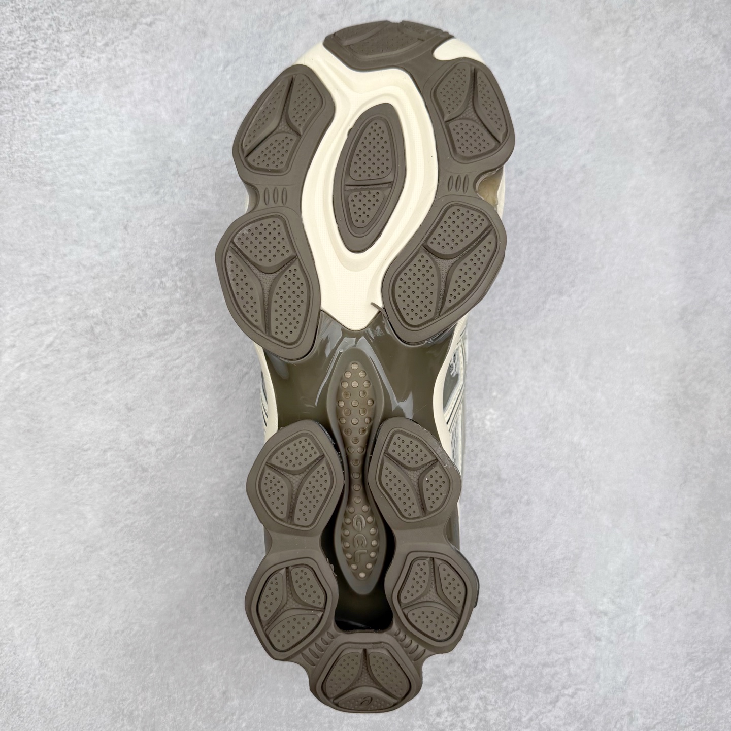 图片[9]-ASICS Gel-Quantum Kinetic 亚瑟士量子动能系列轻量全掌硅胶缓震休闲运动跑步鞋 ASICS以其独特匠心与科技魅力持续在运动鞋领域掀起新风尚今春二月GEL-Quantum Kinetic系列再度破茧而出携两款全新配色震撼回归倾力演绎运动潮流的无限可能 凝聚了卓越的科技创新与深厚的设计底蕴搭载先进的GEL缓震科技将每一次冲击力转化为平稳推进的动力为你提供前所未有的舒适体验与卓越的缓震保护性能 巧妙融合时尚元素与运动美学无论在街头还是赛道诠释不同情感与态度彰显独一无二的时尚运动风格尺码：36 37 37.5 38 39 39.5 40 40.5 41.5 42 42.5 43.5 44 44.5 45-选品中心