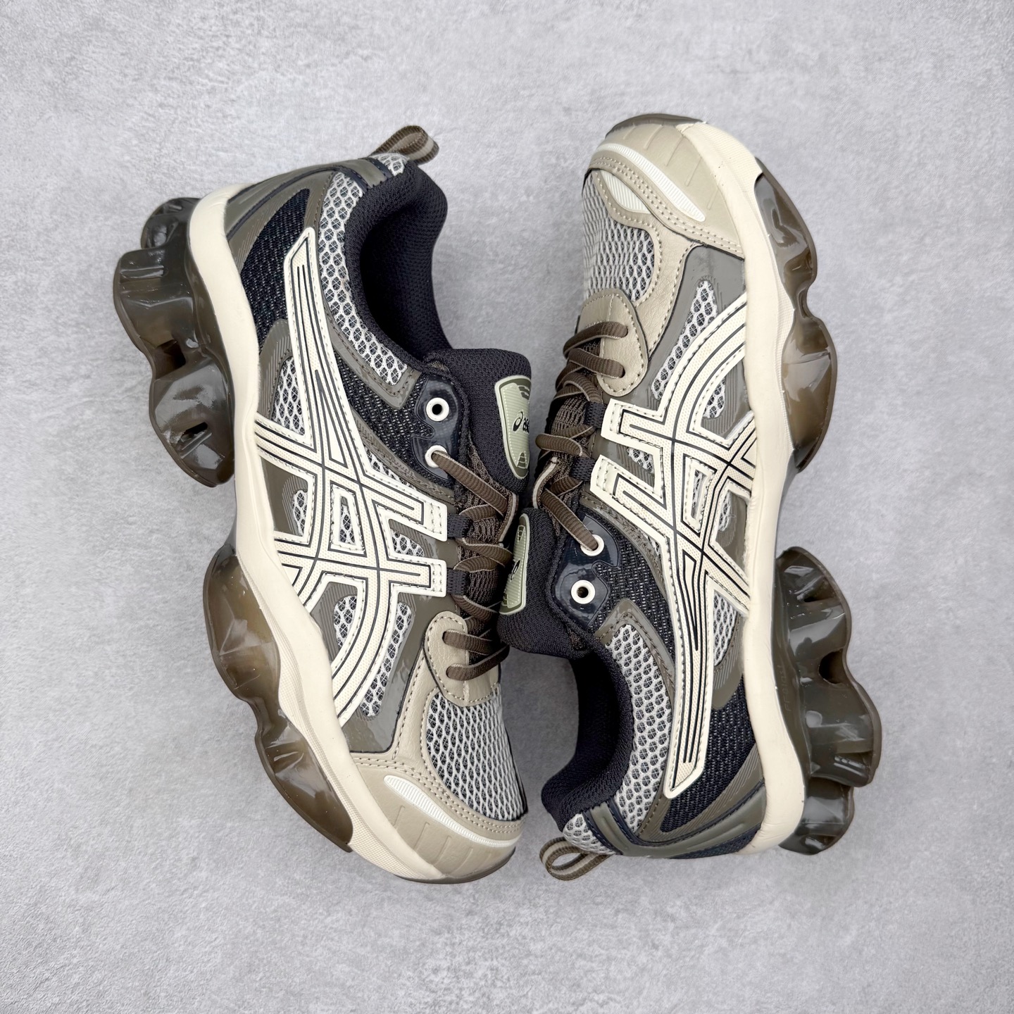 图片[3]-ASICS Gel-Quantum Kinetic 亚瑟士量子动能系列轻量全掌硅胶缓震休闲运动跑步鞋 ASICS以其独特匠心与科技魅力持续在运动鞋领域掀起新风尚今春二月GEL-Quantum Kinetic系列再度破茧而出携两款全新配色震撼回归倾力演绎运动潮流的无限可能 凝聚了卓越的科技创新与深厚的设计底蕴搭载先进的GEL缓震科技将每一次冲击力转化为平稳推进的动力为你提供前所未有的舒适体验与卓越的缓震保护性能 巧妙融合时尚元素与运动美学无论在街头还是赛道诠释不同情感与态度彰显独一无二的时尚运动风格尺码：36 37 37.5 38 39 39.5 40 40.5 41.5 42 42.5 43.5 44 44.5 45-选品中心