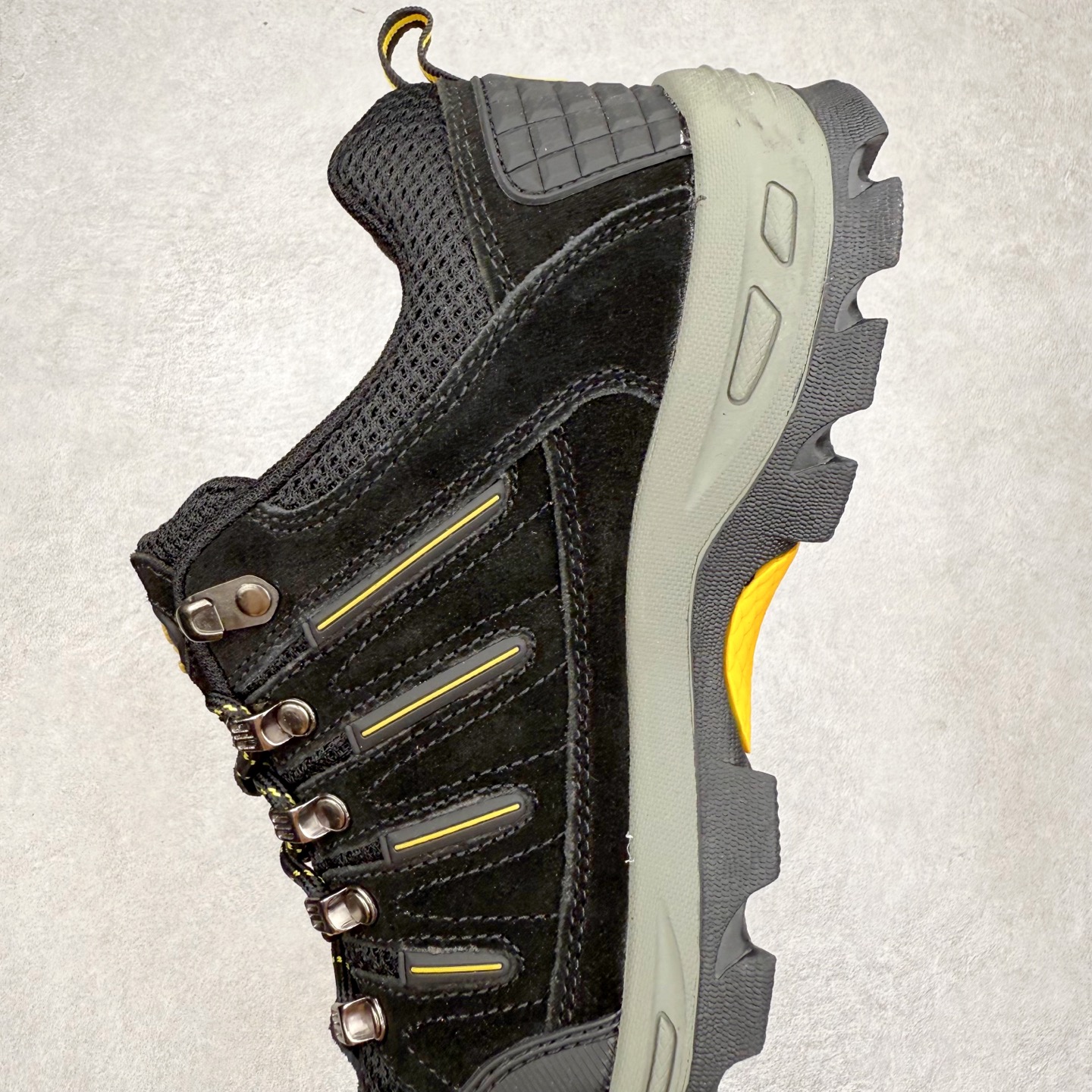 图片[7]-狼爪Jack Wolfskin户外运动休闲登山鞋越野徒步鞋 广东大厂品质 面料采用进口磨砂牛皮 鞋底采用Vibram黄金大底 专门为鞋底设计的橡胶以出色的耐磨性 良好的防滑性或得不少户外运动爱好者的喜欢 尺码：39 40 41 42 43 44 45（运动鞋码）-选品中心