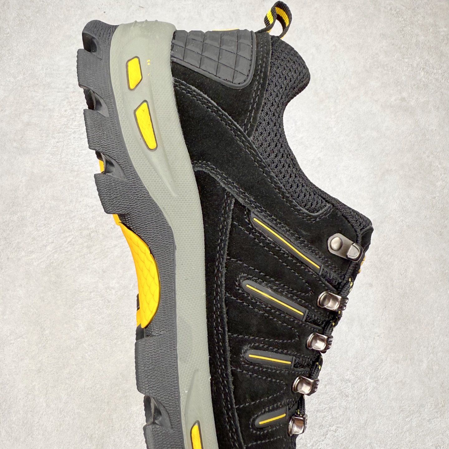 图片[6]-狼爪Jack Wolfskin户外运动休闲登山鞋越野徒步鞋 广东大厂品质 面料采用进口磨砂牛皮 鞋底采用Vibram黄金大底 专门为鞋底设计的橡胶以出色的耐磨性 良好的防滑性或得不少户外运动爱好者的喜欢 尺码：39 40 41 42 43 44 45（运动鞋码）-选品中心