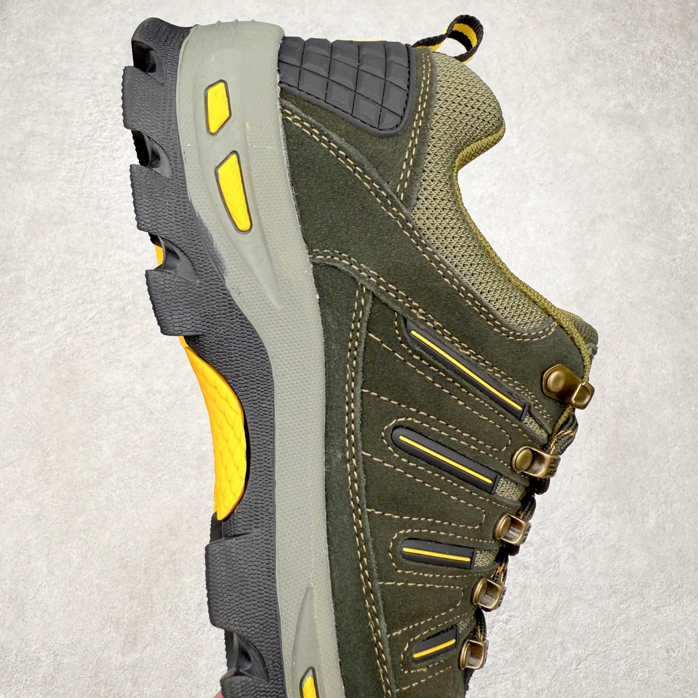 图片[6]-狼爪Jack Wolfskin户外运动休闲登山鞋越野徒步鞋 广东大厂品质 面料采用进口磨砂牛皮 鞋底采用Vibram黄金大底 专门为鞋底设计的橡胶以出色的耐磨性 良好的防滑性或得不少户外运动爱好者的喜欢 尺码：39 40 41 42 43 44 45（运动鞋码）-选品中心