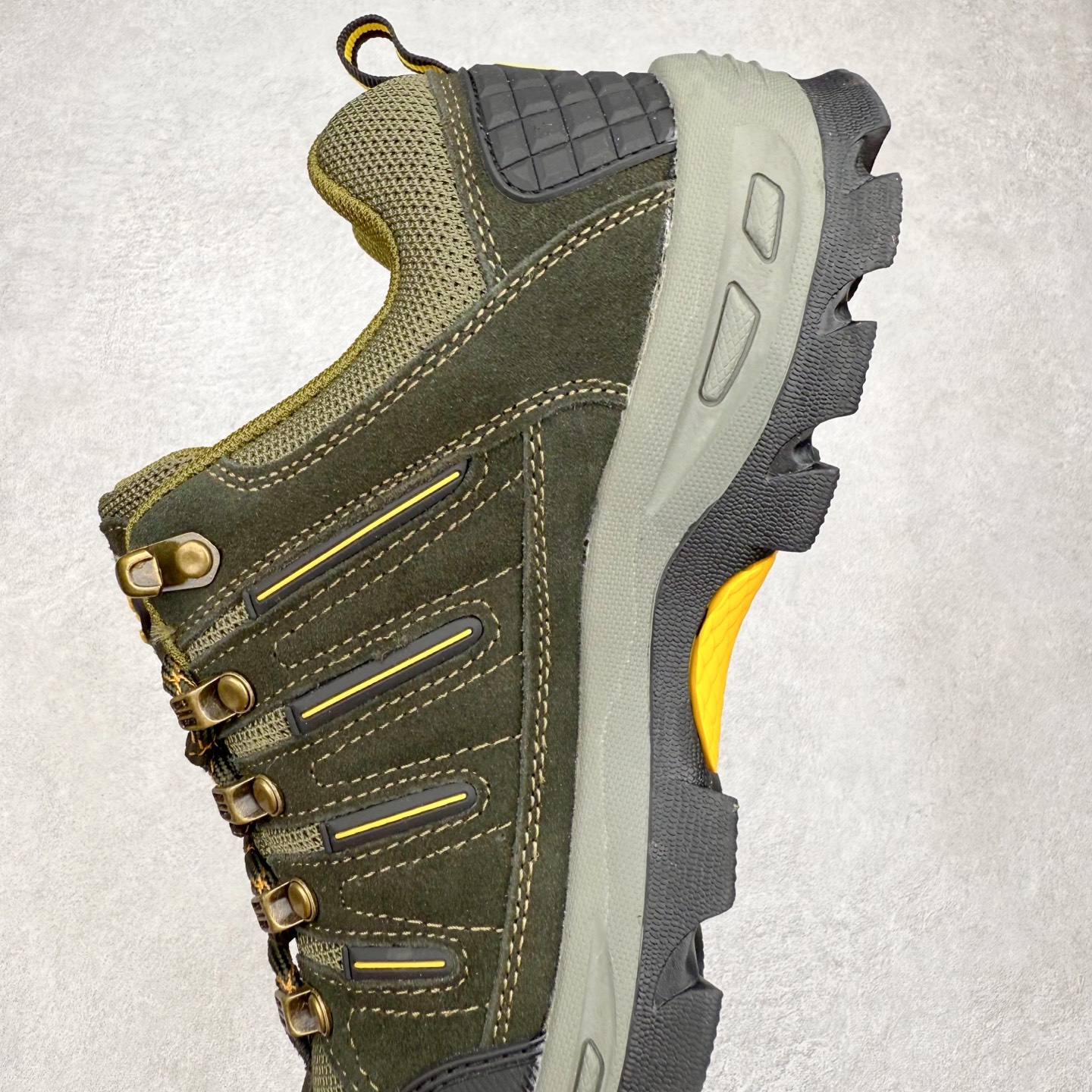 图片[7]-狼爪Jack Wolfskin户外运动休闲登山鞋越野徒步鞋 广东大厂品质 面料采用进口磨砂牛皮 鞋底采用Vibram黄金大底 专门为鞋底设计的橡胶以出色的耐磨性 良好的防滑性或得不少户外运动爱好者的喜欢 尺码：39 40 41 42 43 44 45（运动鞋码）-选品中心