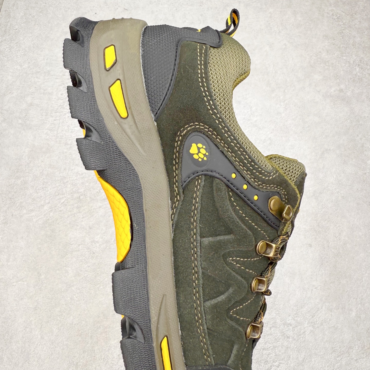 图片[6]-狼爪Jack Wolfskin户外运动休闲登山鞋越野徒步鞋 广东大厂品质 面料采用进口磨砂牛皮 鞋底采用Vibram黄金大底 专门为鞋底设计的橡胶以出色的耐磨性 良好的防滑性或得不少户外运动爱好者的喜欢 尺码：39 40 41 42 43 44 45（运动鞋码）-选品中心