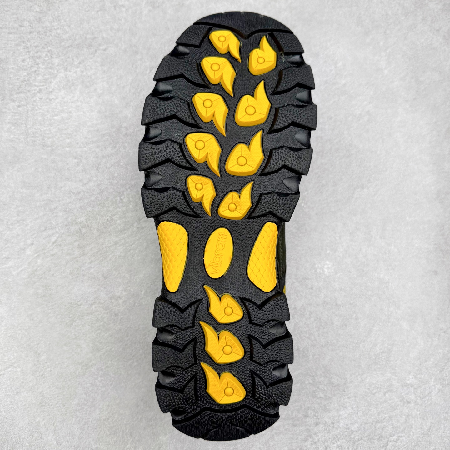 图片[9]-狼爪Jack Wolfskin户外运动休闲登山鞋越野徒步鞋 广东大厂品质 面料采用进口磨砂牛皮 鞋底采用Vibram黄金大底 专门为鞋底设计的橡胶以出色的耐磨性 良好的防滑性或得不少户外运动爱好者的喜欢 尺码：39 40 41 42 43 44 45（运动鞋码）-选品中心