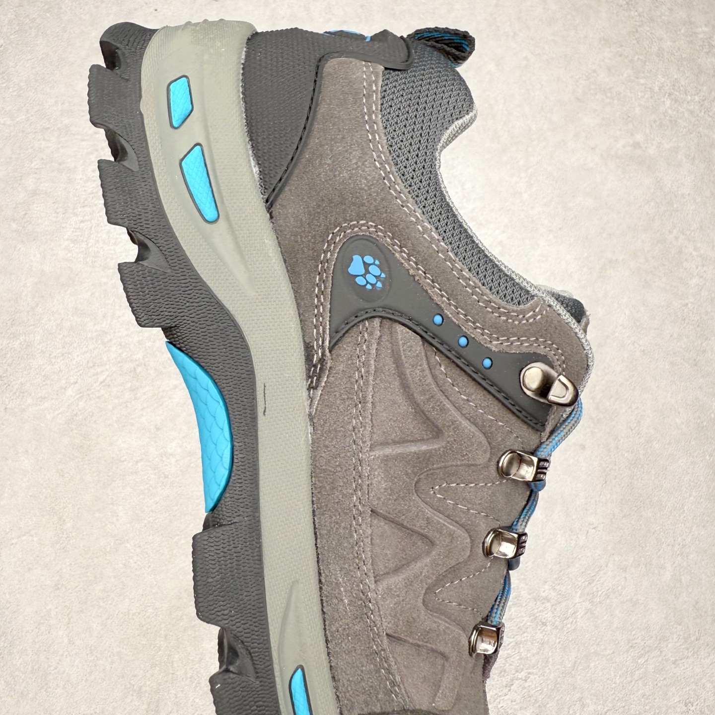 图片[6]-狼爪Jack Wolfskin户外运动休闲登山鞋越野徒步鞋 广东大厂品质 面料采用进口磨砂牛皮 鞋底采用Vibram黄金大底 专门为鞋底设计的橡胶以出色的耐磨性 良好的防滑性或得不少户外运动爱好者的喜欢 尺码：39 40 41 42 43 44 45（运动鞋码）-选品中心