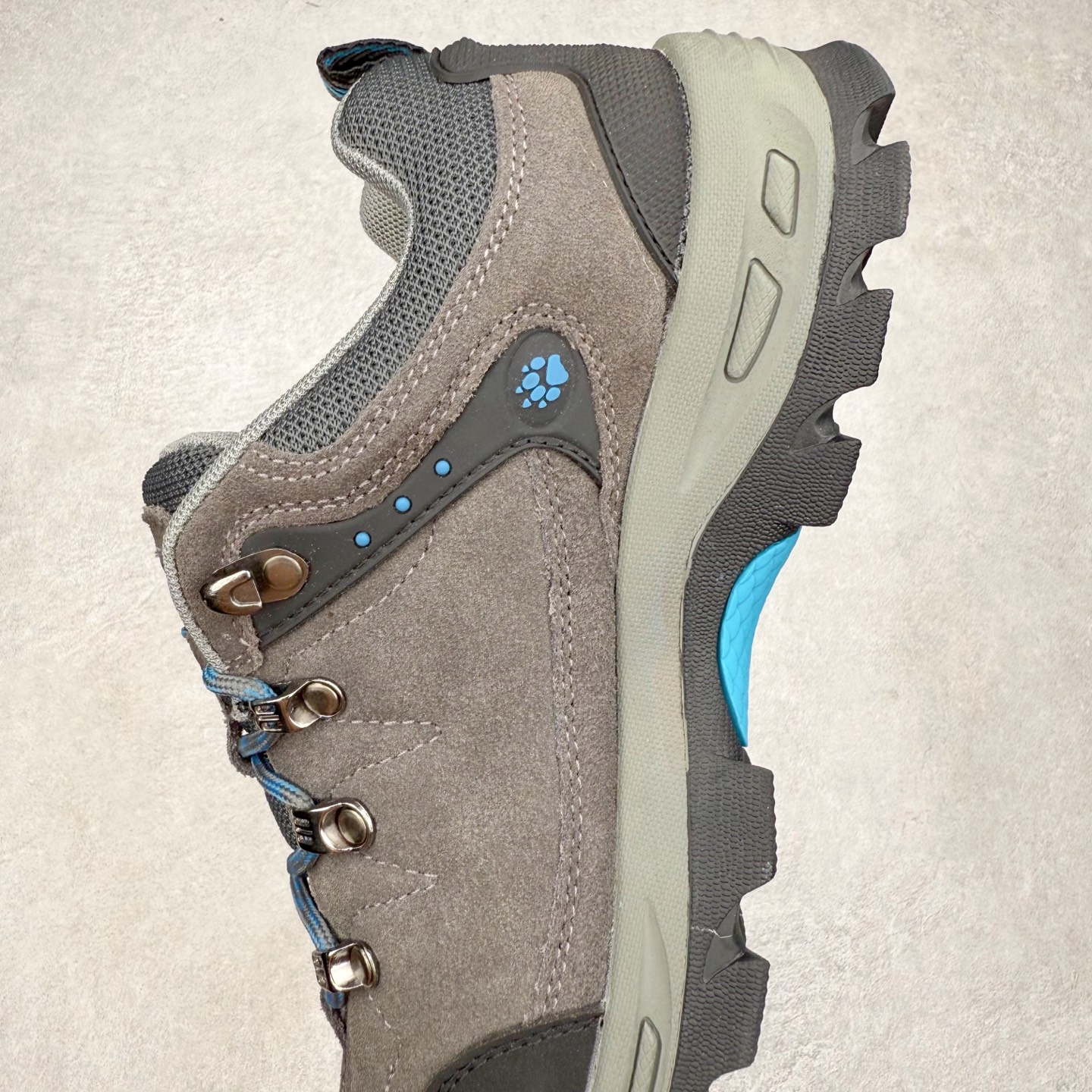 图片[7]-狼爪Jack Wolfskin户外运动休闲登山鞋越野徒步鞋 广东大厂品质 面料采用进口磨砂牛皮 鞋底采用Vibram黄金大底 专门为鞋底设计的橡胶以出色的耐磨性 良好的防滑性或得不少户外运动爱好者的喜欢 尺码：39 40 41 42 43 44 45（运动鞋码）-选品中心