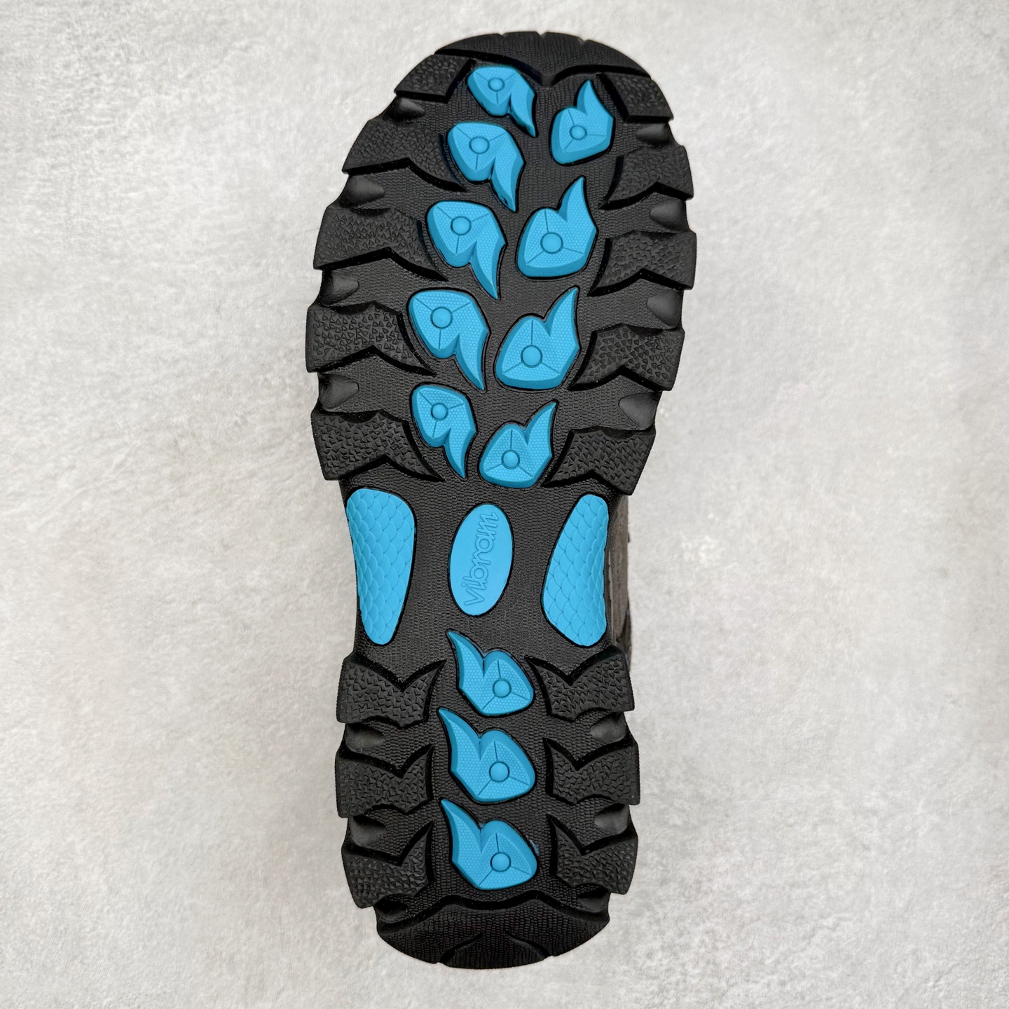 图片[9]-狼爪Jack Wolfskin户外运动休闲登山鞋越野徒步鞋 广东大厂品质 面料采用进口磨砂牛皮 鞋底采用Vibram黄金大底 专门为鞋底设计的橡胶以出色的耐磨性 良好的防滑性或得不少户外运动爱好者的喜欢 尺码：39 40 41 42 43 44 45（运动鞋码）-选品中心