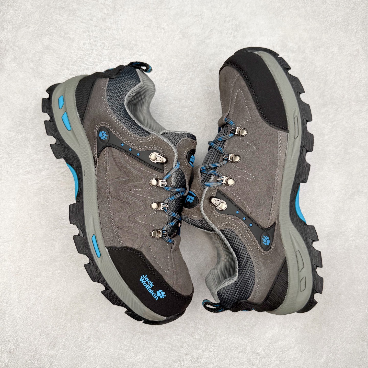 图片[3]-狼爪Jack Wolfskin户外运动休闲登山鞋越野徒步鞋 广东大厂品质 面料采用进口磨砂牛皮 鞋底采用Vibram黄金大底 专门为鞋底设计的橡胶以出色的耐磨性 良好的防滑性或得不少户外运动爱好者的喜欢 尺码：39 40 41 42 43 44 45（运动鞋码）-选品中心