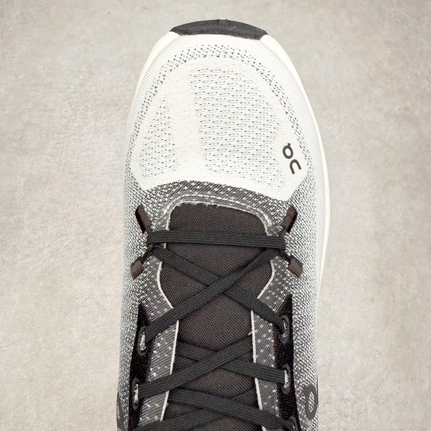 图片[4]-On昂跑 Cloudtilt 圆头系带减震耐磨低帮生活休闲鞋 此运动品牌 开创于2010年 缓震着陆、强效回弹、轻柔质感的设计构思始终是ON研制关键 与此同时基于“为全球提供革新性的跑步感受”信念 陆续推出了多款跑鞋及其以专业运动人体跑步工程学为设计关键的功能性跑步服饰设备 让跑者不费力气地畅快畅跑 尺码：36 36.5 37.5 38 38.5 39 40 40.5 41 42 42.5 43 44 44.5 45-选品中心