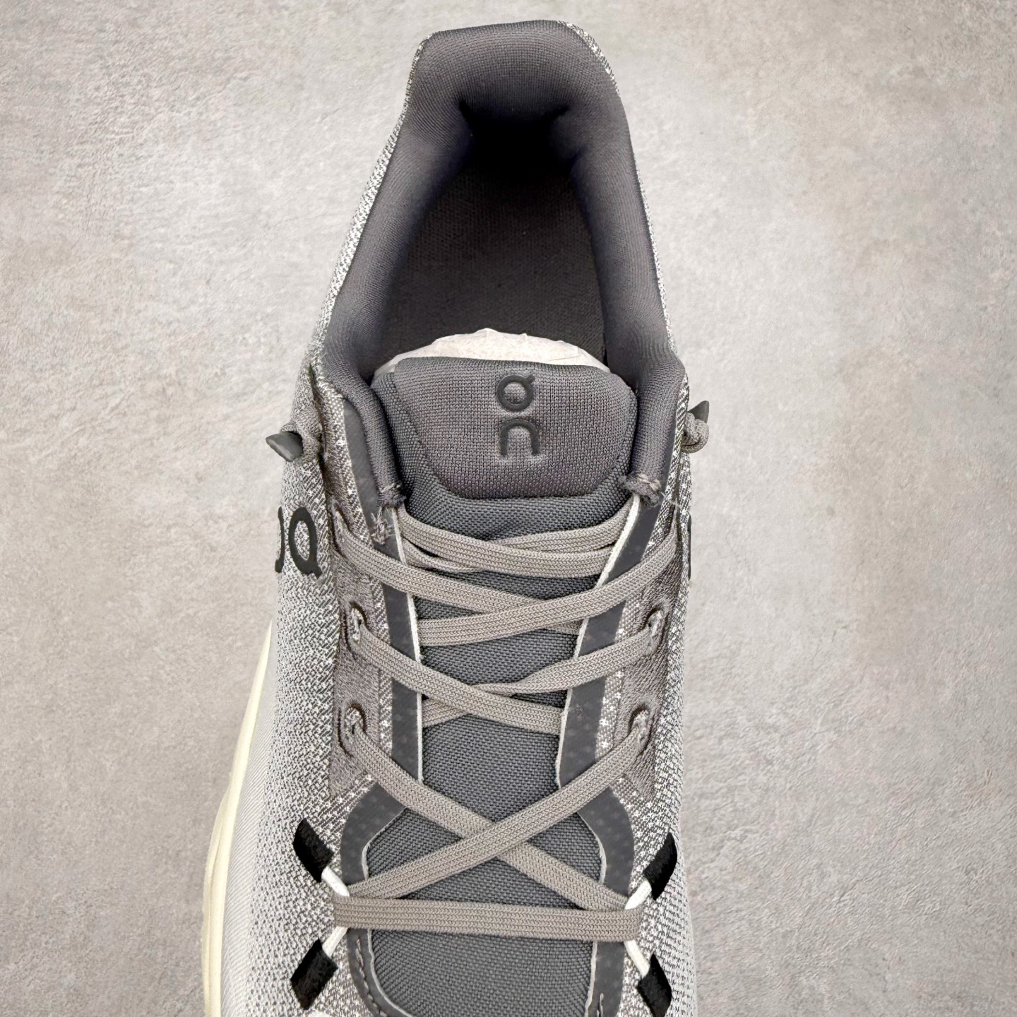 图片[5]-On昂跑 Cloudtilt 圆头系带减震耐磨低帮生活休闲鞋 此运动品牌 开创于2010年 缓震着陆、强效回弹、轻柔质感的设计构思始终是ON研制关键 与此同时基于“为全球提供革新性的跑步感受”信念 陆续推出了多款跑鞋及其以专业运动人体跑步工程学为设计关键的功能性跑步服饰设备 让跑者不费力气地畅快畅跑 尺码：36 36.5 37.5 38 38.5 39 40 40.5 41 42 42.5 43 44 44.5 45-选品中心