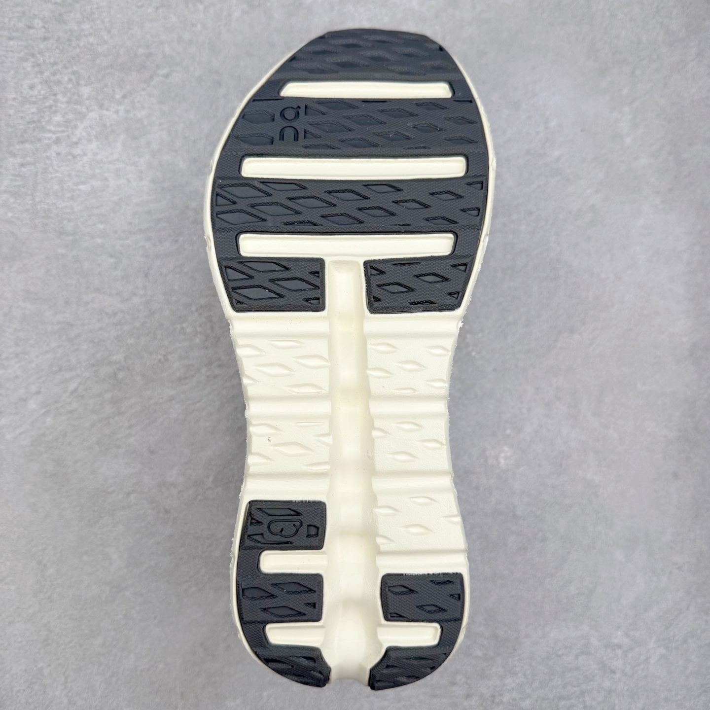 图片[9]-On昂跑 Cloudtilt 圆头系带减震耐磨低帮生活休闲鞋 此运动品牌 开创于2010年 缓震着陆、强效回弹、轻柔质感的设计构思始终是ON研制关键 与此同时基于“为全球提供革新性的跑步感受”信念 陆续推出了多款跑鞋及其以专业运动人体跑步工程学为设计关键的功能性跑步服饰设备 让跑者不费力气地畅快畅跑 尺码：36 36.5 37.5 38 38.5 39 40 40.5 41 42 42.5 43 44 44.5 45-选品中心