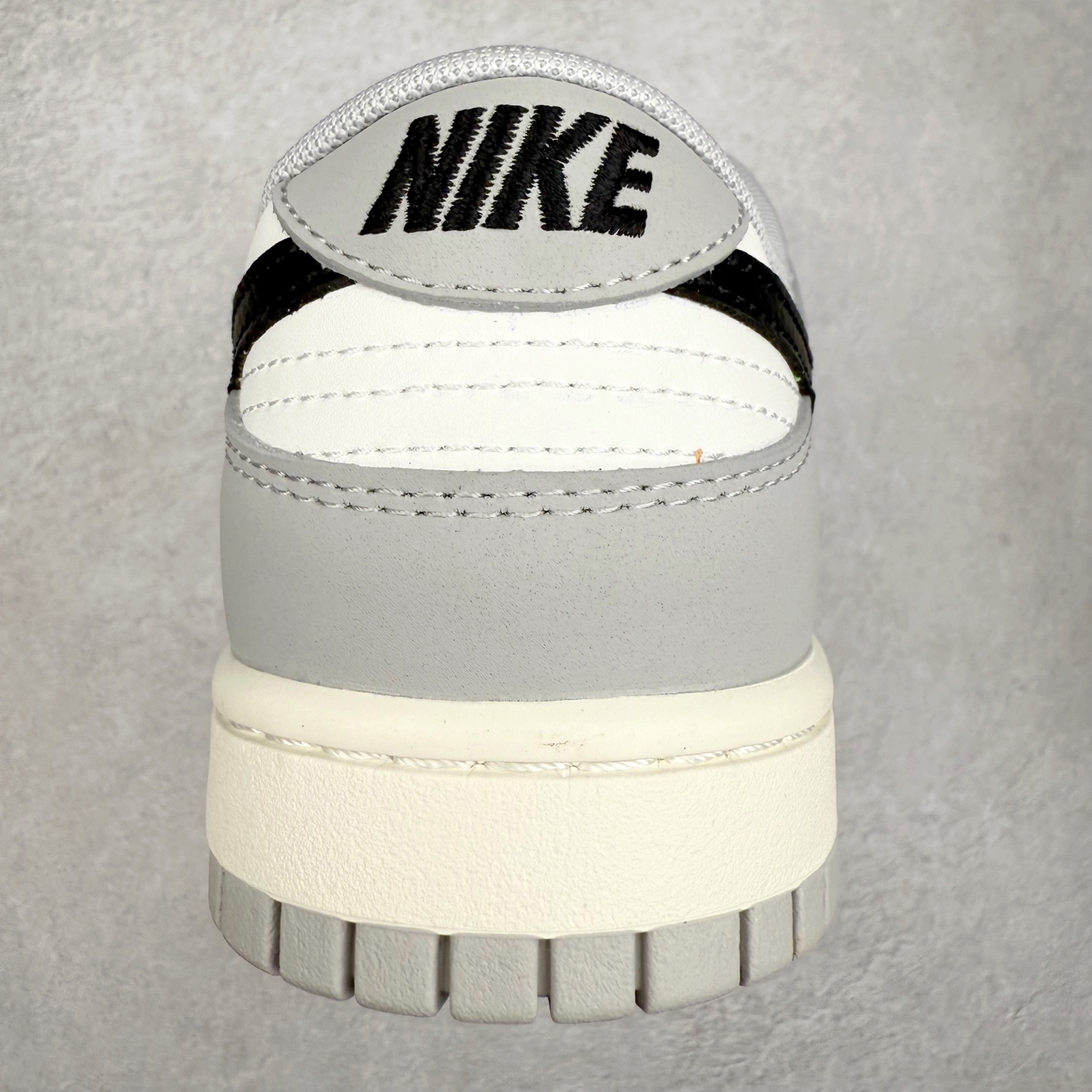 图片[8]-＃F版 NK SB Dunk Low 灰黑 IB3079-101 极限压缩利润空间 超乎所想的高性价比 用料绝不含糊 原盒原配 正确耐磨橡胶大底 超高清洁度 全鞋零毛边皮料切割 全套原楦原模倾力打造完美版型 尺码：36 36.5 37.5 38 38.5 39 40 40.5 41 42 42.5 43 44 44.5 45 46 47.5-选品中心