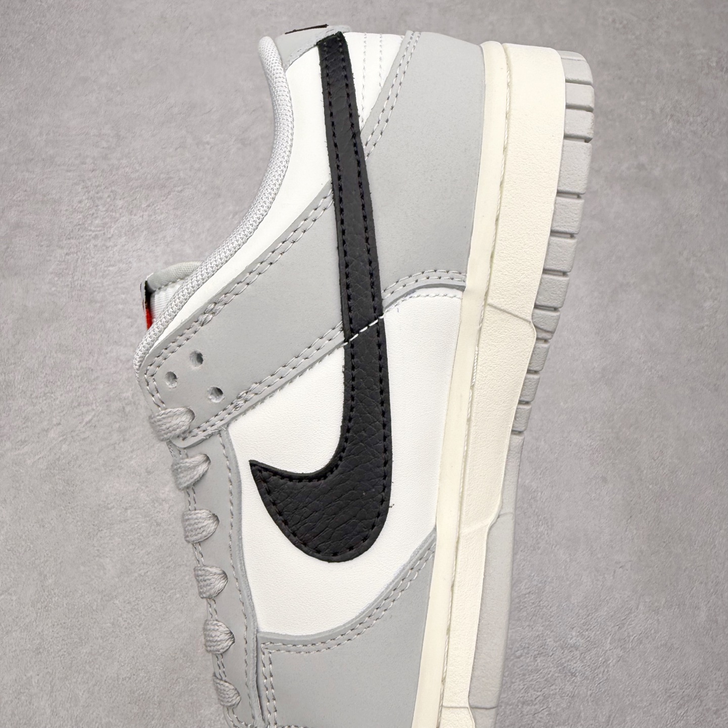 图片[7]-＃F版 NK SB Dunk Low 灰黑 IB3079-101 极限压缩利润空间 超乎所想的高性价比 用料绝不含糊 原盒原配 正确耐磨橡胶大底 超高清洁度 全鞋零毛边皮料切割 全套原楦原模倾力打造完美版型 尺码：36 36.5 37.5 38 38.5 39 40 40.5 41 42 42.5 43 44 44.5 45 46 47.5-选品中心