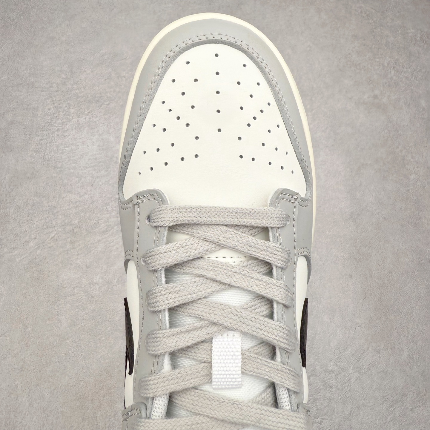 图片[4]-＃F版 NK SB Dunk Low 灰黑 IB3079-101 极限压缩利润空间 超乎所想的高性价比 用料绝不含糊 原盒原配 正确耐磨橡胶大底 超高清洁度 全鞋零毛边皮料切割 全套原楦原模倾力打造完美版型 尺码：36 36.5 37.5 38 38.5 39 40 40.5 41 42 42.5 43 44 44.5 45 46 47.5-选品中心