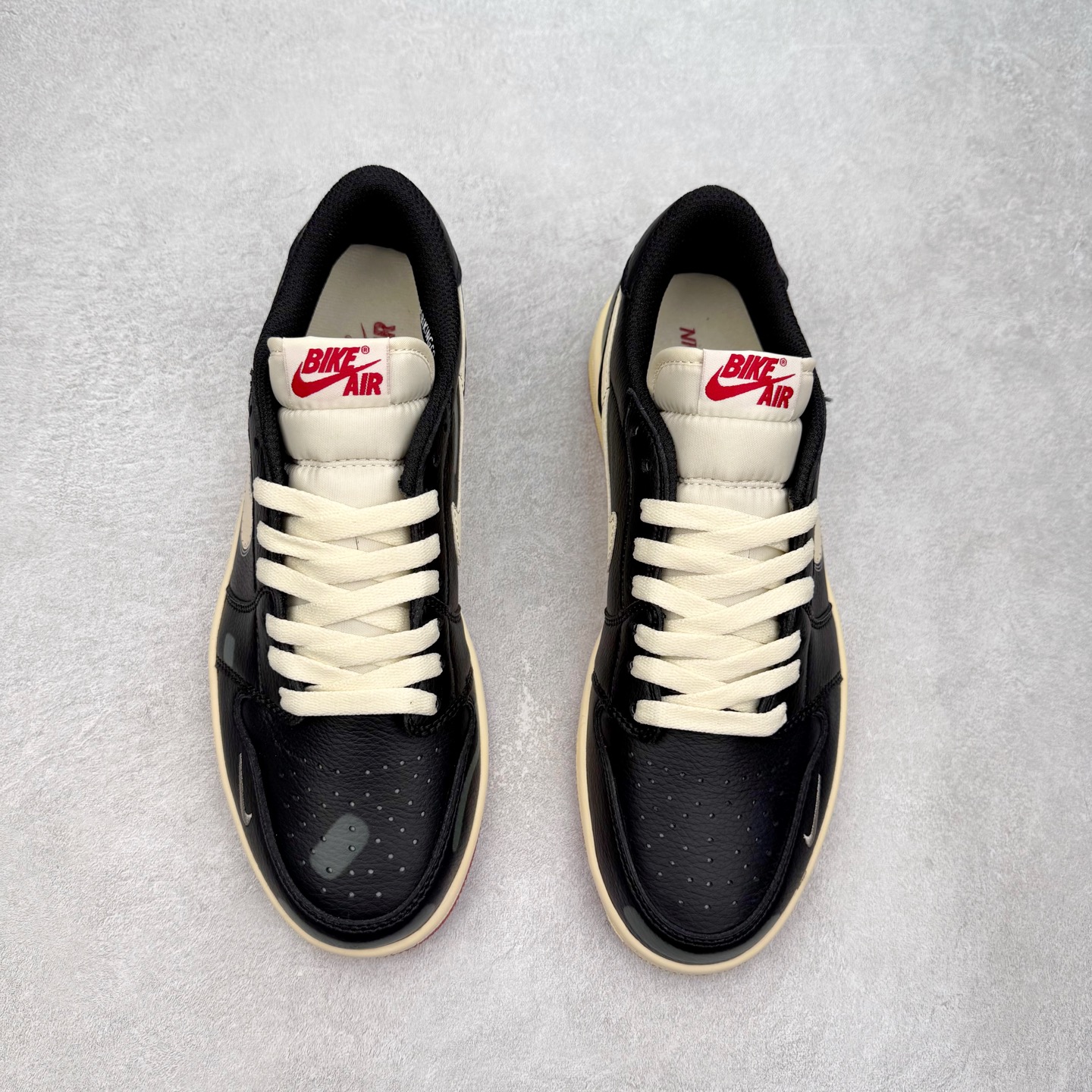 图片[2]-＃K版 Air Jordan AJ1 Low 低帮 IB8958-001 全新流水线出品 DT版本唯一平替选择 市场第二梯队最强版 全部原鞋开发 原楦原纸板开发 全鞋电脑针车 原厂内置全掌气垫 原盒内在原标 唯一Zp原版鞋带绑法 免检产品 全新2022版型 全头层皮料 完美零毛边处理 原厂配置全掌气垫 价格定位良心 几十个配色陆续出货 实拍调校N版已经零色差零失真 百分百还原实物色彩所见即所得 不存在货不对板色差等低级问题 选购参考实物拍摄 不混卖不参货 只用心做好货严格选品 承诺混一赔十 尺码：36 36.5 37.5 38 38.5 39 40 40.5 41 42 42.5 43 44 44.5 45-选品中心