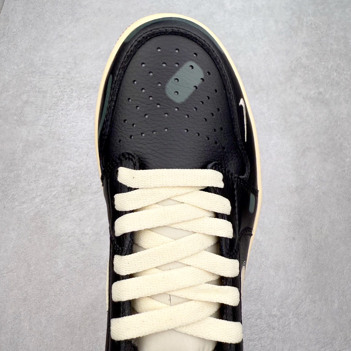 图片[4]-＃K版 Air Jordan AJ1 Low 低帮 IB8958-001 全新流水线出品 DT版本唯一平替选择 市场第二梯队最强版 全部原鞋开发 原楦原纸板开发 全鞋电脑针车 原厂内置全掌气垫 原盒内在原标 唯一Zp原版鞋带绑法 免检产品 全新2022版型 全头层皮料 完美零毛边处理 原厂配置全掌气垫 价格定位良心 几十个配色陆续出货 实拍调校N版已经零色差零失真 百分百还原实物色彩所见即所得 不存在货不对板色差等低级问题 选购参考实物拍摄 不混卖不参货 只用心做好货严格选品 承诺混一赔十 尺码：36 36.5 37.5 38 38.5 39 40 40.5 41 42 42.5 43 44 44.5 45-选品中心