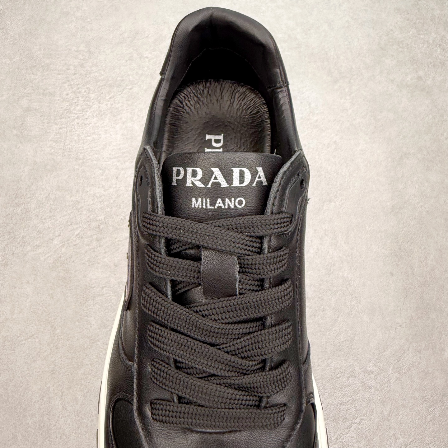 图片[5]-PRADA普拉达 厚底徽标系带运动休闲男鞋系列 广东大厂品质 专柜同步 大气个性更潮更抢眼更追求档次，它将颠覆旧念，与您共度时尚潮人必备! 面料采用原版进口小牛皮 牛皮内里垫脚 橡胶发泡大底 轻便防滑耐磨 脚感舒适 款式耐看做工精细 配以简洁利落的鞋楦 彰显男人的果敢和硬朗 尺码：39-44（皮鞋码）-选品中心
