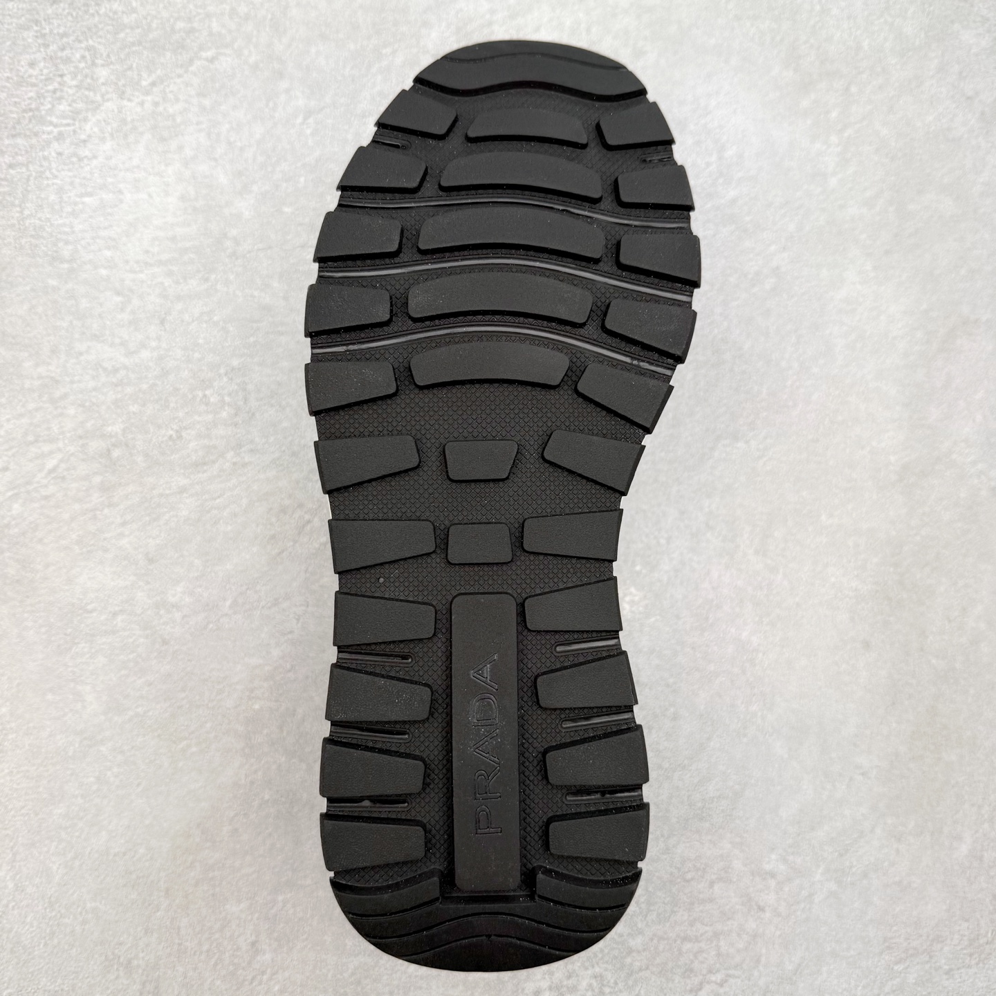 图片[9]-PRADA普拉达 厚底徽标系带运动休闲男鞋系列 广东大厂品质 专柜同步 大气个性更潮更抢眼更追求档次，它将颠覆旧念，与您共度时尚潮人必备! 面料采用原版进口小牛皮 牛皮内里垫脚 橡胶发泡大底 轻便防滑耐磨 脚感舒适 款式耐看做工精细 配以简洁利落的鞋楦 彰显男人的果敢和硬朗 尺码：39-44（皮鞋码）-选品中心