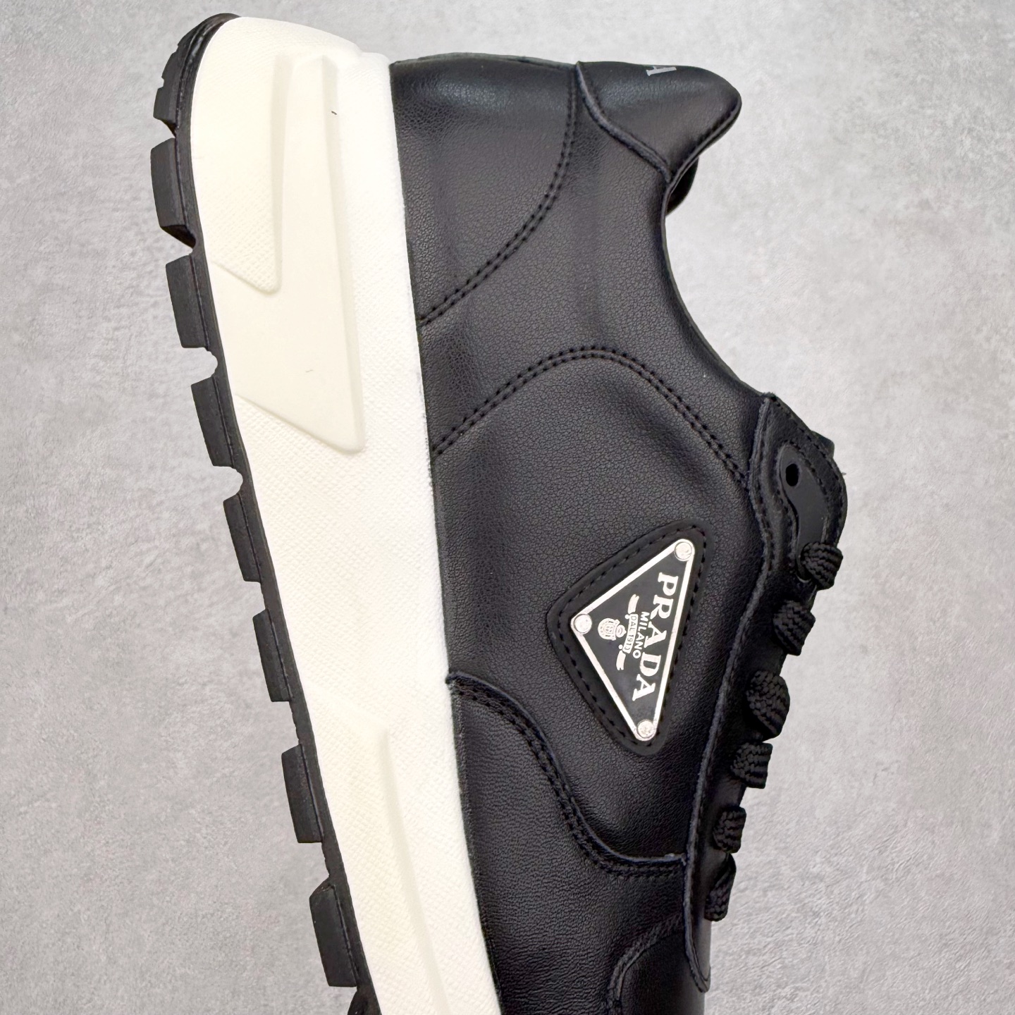 图片[6]-PRADA普拉达 厚底徽标系带运动休闲男鞋系列 广东大厂品质 专柜同步 大气个性更潮更抢眼更追求档次，它将颠覆旧念，与您共度时尚潮人必备! 面料采用原版进口小牛皮 牛皮内里垫脚 橡胶发泡大底 轻便防滑耐磨 脚感舒适 款式耐看做工精细 配以简洁利落的鞋楦 彰显男人的果敢和硬朗 尺码：39-44（皮鞋码）-选品中心