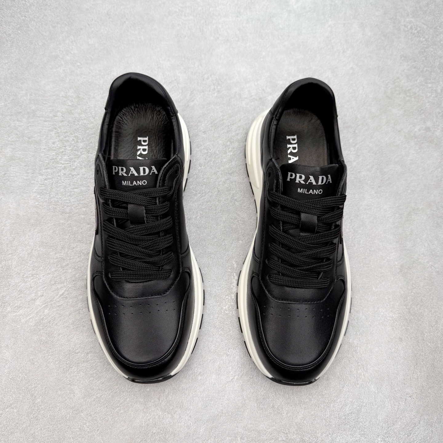 图片[2]-PRADA普拉达 厚底徽标系带运动休闲男鞋系列 广东大厂品质 专柜同步 大气个性更潮更抢眼更追求档次，它将颠覆旧念，与您共度时尚潮人必备! 面料采用原版进口小牛皮 牛皮内里垫脚 橡胶发泡大底 轻便防滑耐磨 脚感舒适 款式耐看做工精细 配以简洁利落的鞋楦 彰显男人的果敢和硬朗 尺码：39-44（皮鞋码）-选品中心