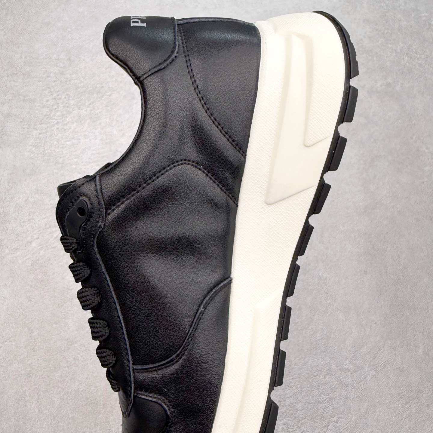 图片[7]-PRADA普拉达 厚底徽标系带运动休闲男鞋系列 广东大厂品质 专柜同步 大气个性更潮更抢眼更追求档次，它将颠覆旧念，与您共度时尚潮人必备! 面料采用原版进口小牛皮 牛皮内里垫脚 橡胶发泡大底 轻便防滑耐磨 脚感舒适 款式耐看做工精细 配以简洁利落的鞋楦 彰显男人的果敢和硬朗 尺码：39-44（皮鞋码）-选品中心