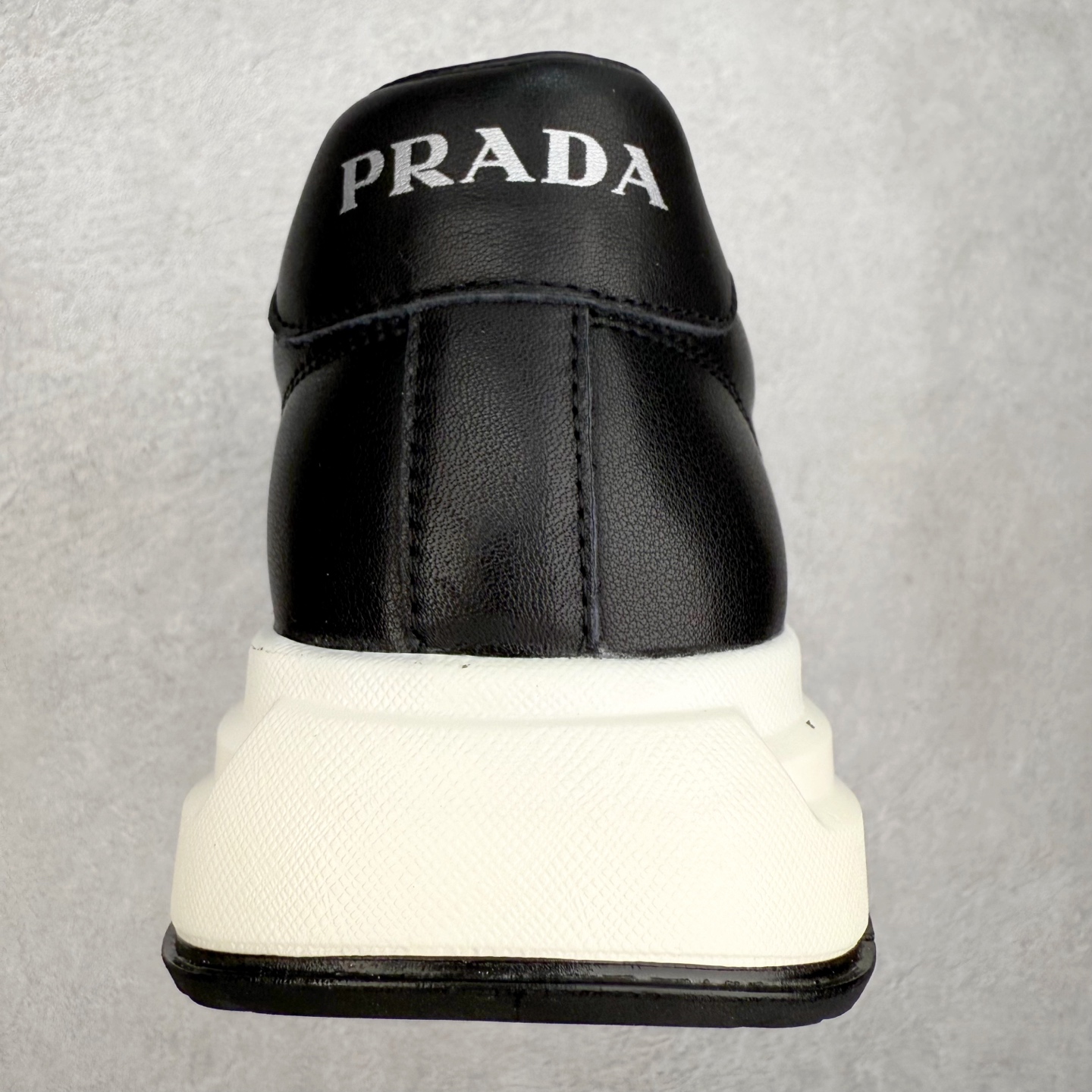 图片[8]-PRADA普拉达 厚底徽标系带运动休闲男鞋系列 广东大厂品质 专柜同步 大气个性更潮更抢眼更追求档次，它将颠覆旧念，与您共度时尚潮人必备! 面料采用原版进口小牛皮 牛皮内里垫脚 橡胶发泡大底 轻便防滑耐磨 脚感舒适 款式耐看做工精细 配以简洁利落的鞋楦 彰显男人的果敢和硬朗 尺码：39-44（皮鞋码）-选品中心