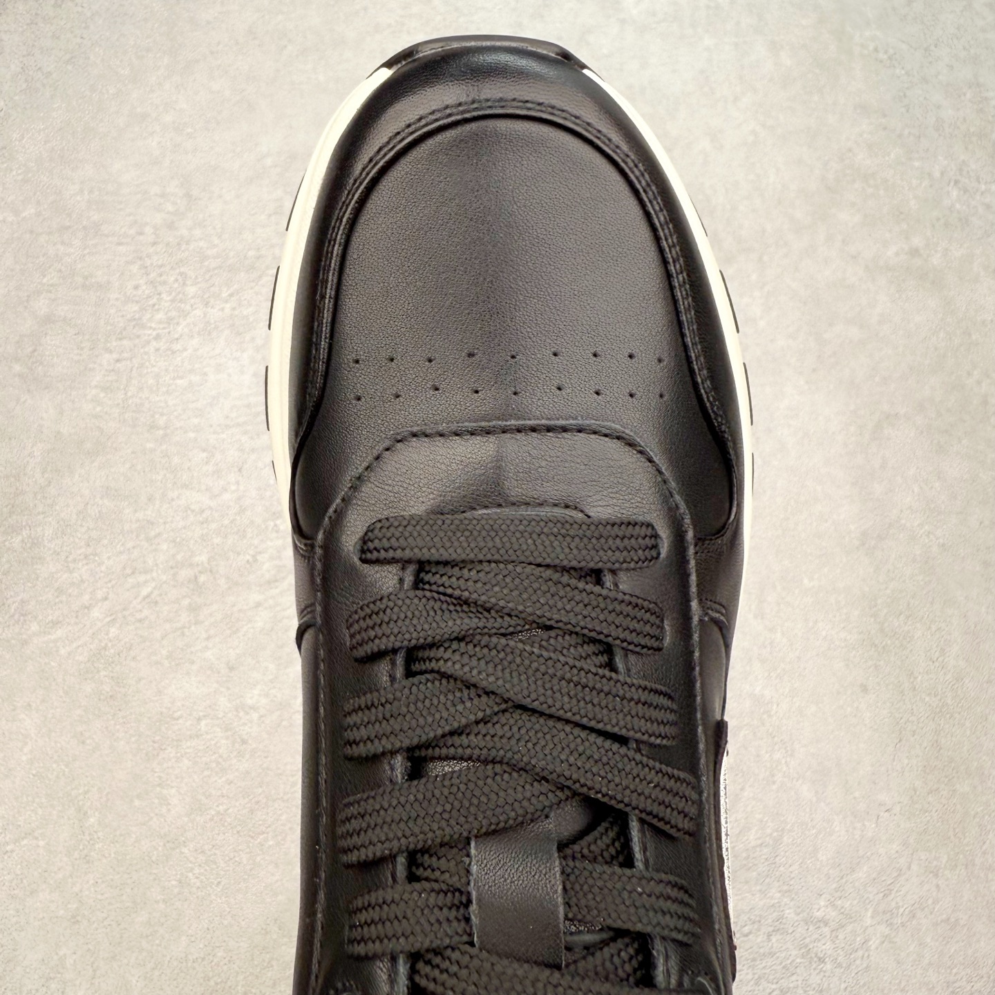 图片[4]-PRADA普拉达 厚底徽标系带运动休闲男鞋系列 广东大厂品质 专柜同步 大气个性更潮更抢眼更追求档次，它将颠覆旧念，与您共度时尚潮人必备! 面料采用原版进口小牛皮 牛皮内里垫脚 橡胶发泡大底 轻便防滑耐磨 脚感舒适 款式耐看做工精细 配以简洁利落的鞋楦 彰显男人的果敢和硬朗 尺码：39-44（皮鞋码）-选品中心