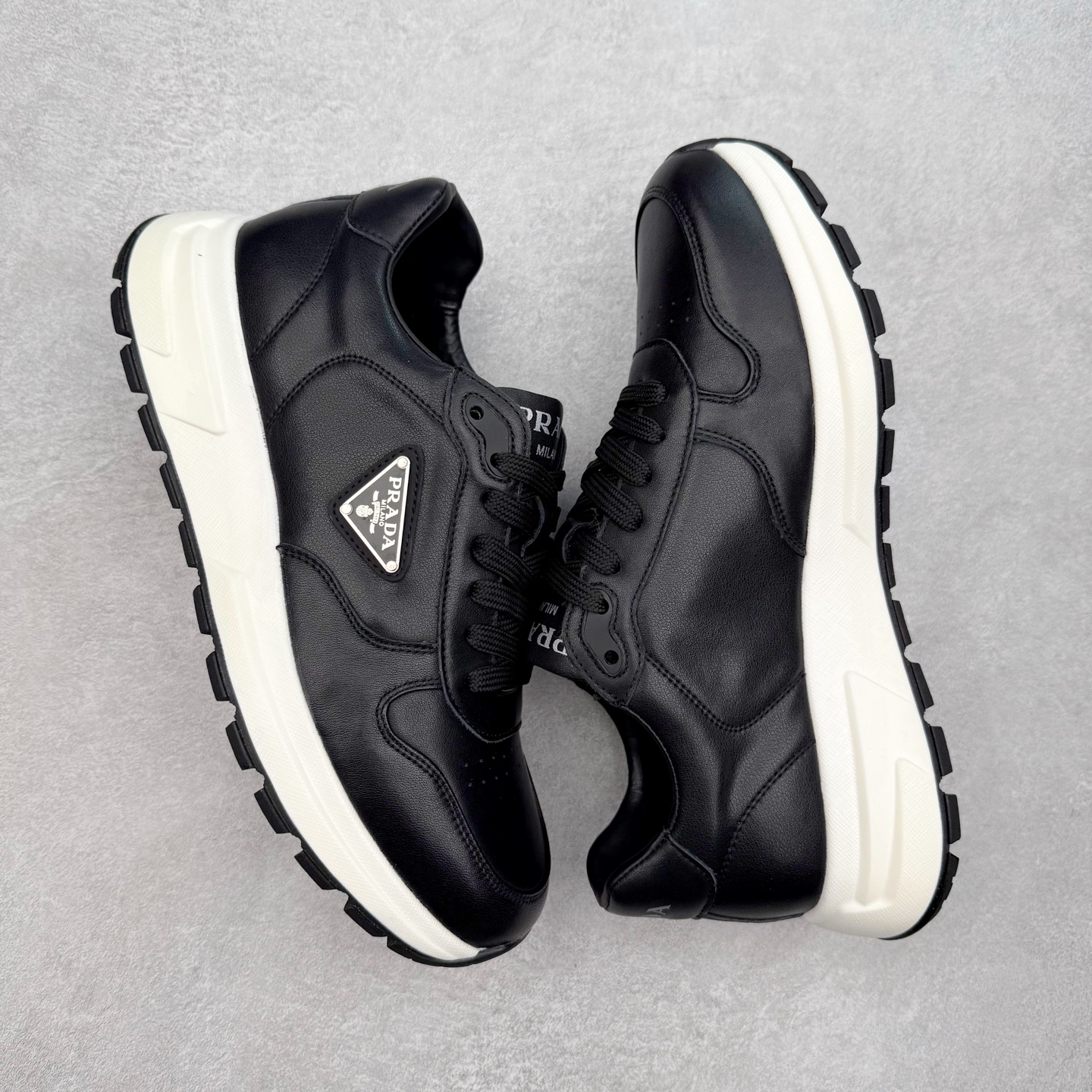 图片[3]-PRADA普拉达 厚底徽标系带运动休闲男鞋系列 广东大厂品质 专柜同步 大气个性更潮更抢眼更追求档次，它将颠覆旧念，与您共度时尚潮人必备! 面料采用原版进口小牛皮 牛皮内里垫脚 橡胶发泡大底 轻便防滑耐磨 脚感舒适 款式耐看做工精细 配以简洁利落的鞋楦 彰显男人的果敢和硬朗 尺码：39-44（皮鞋码）-选品中心