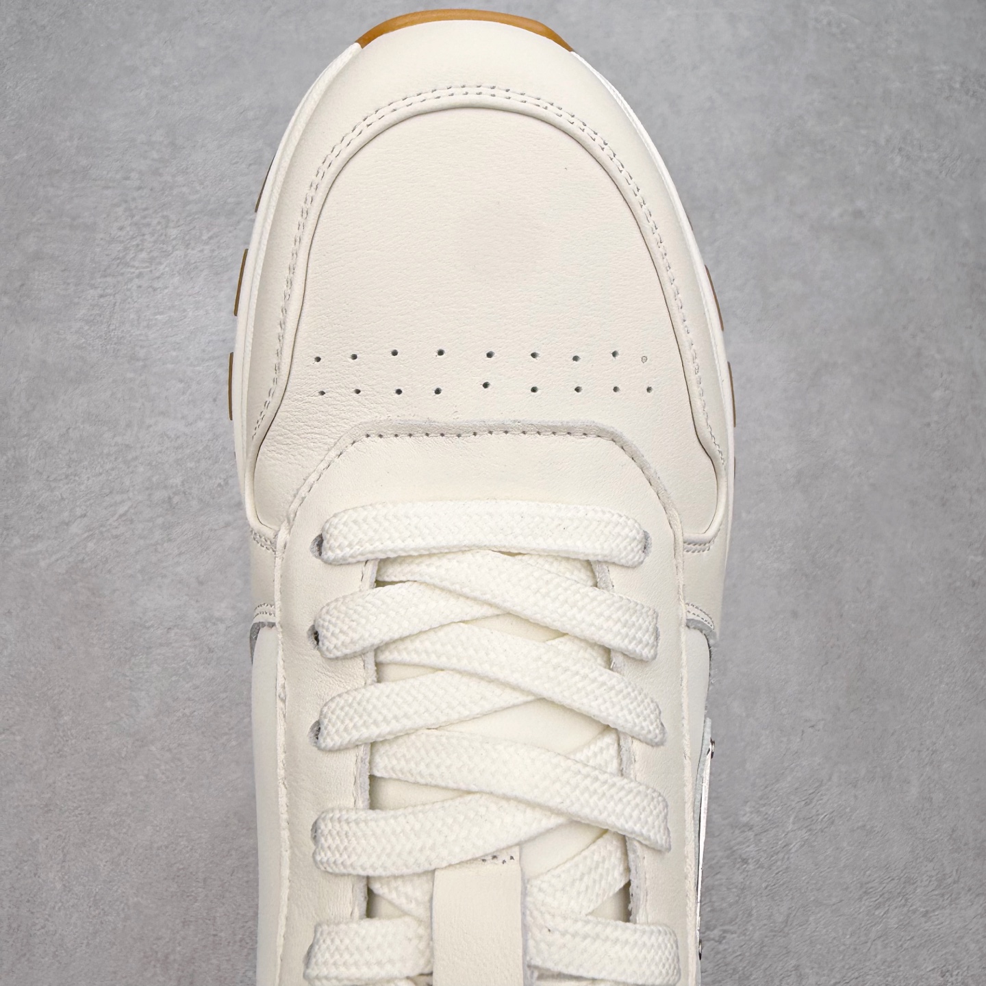 图片[4]-PRADA普拉达 厚底徽标系带运动休闲男鞋系列 广东大厂品质 专柜同步 大气个性更潮更抢眼更追求档次，它将颠覆旧念，与您共度时尚潮人必备! 面料采用原版进口小牛皮 牛皮内里垫脚 橡胶发泡大底 轻便防滑耐磨 脚感舒适 款式耐看做工精细 配以简洁利落的鞋楦 彰显男人的果敢和硬朗 尺码：39-44（皮鞋码）-选品中心