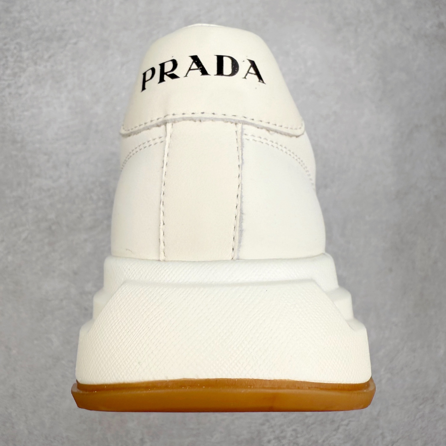 图片[8]-PRADA普拉达 厚底徽标系带运动休闲男鞋系列 广东大厂品质 专柜同步 大气个性更潮更抢眼更追求档次，它将颠覆旧念，与您共度时尚潮人必备! 面料采用原版进口小牛皮 牛皮内里垫脚 橡胶发泡大底 轻便防滑耐磨 脚感舒适 款式耐看做工精细 配以简洁利落的鞋楦 彰显男人的果敢和硬朗 尺码：39-44（皮鞋码）-选品中心