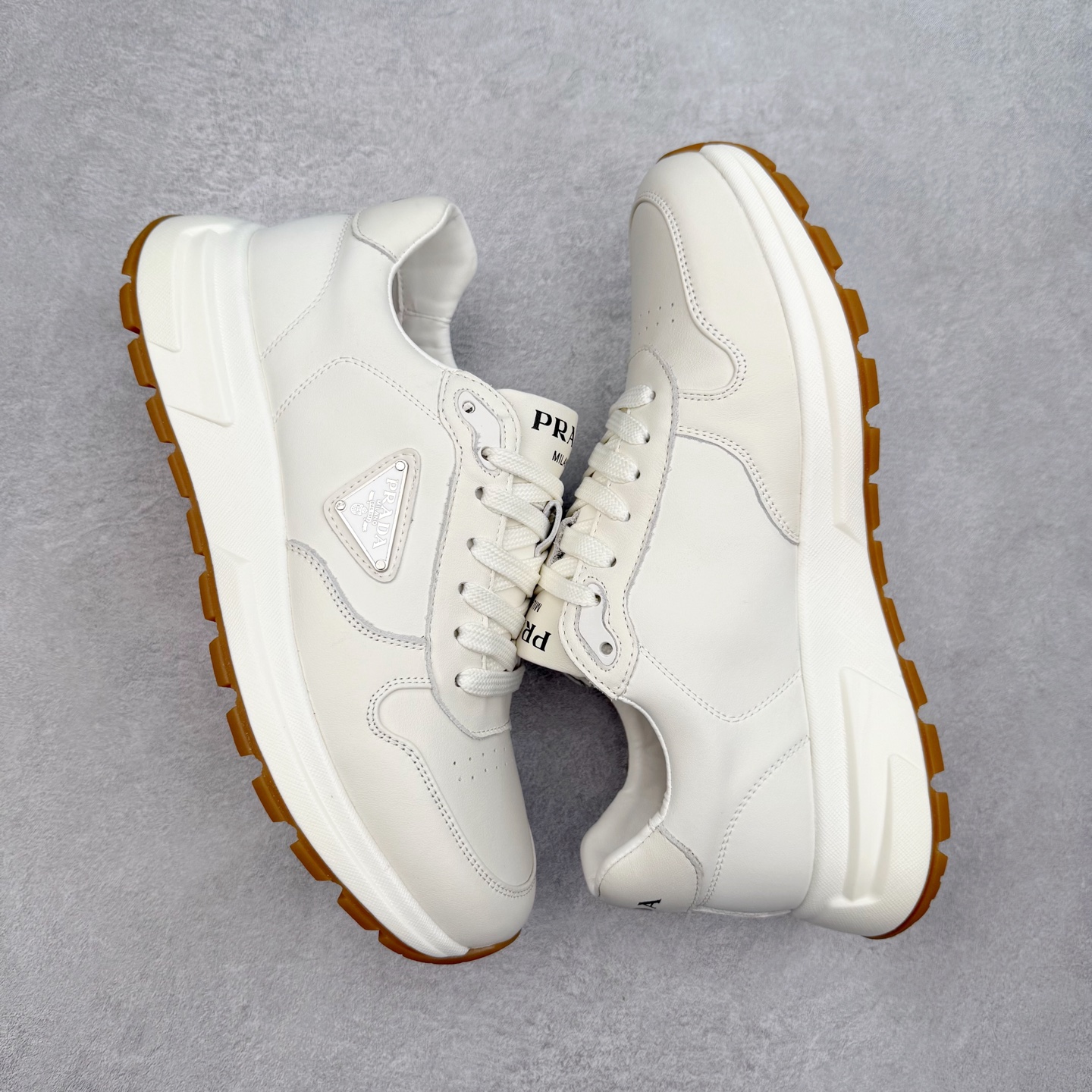 图片[3]-PRADA普拉达 厚底徽标系带运动休闲男鞋系列 广东大厂品质 专柜同步 大气个性更潮更抢眼更追求档次，它将颠覆旧念，与您共度时尚潮人必备! 面料采用原版进口小牛皮 牛皮内里垫脚 橡胶发泡大底 轻便防滑耐磨 脚感舒适 款式耐看做工精细 配以简洁利落的鞋楦 彰显男人的果敢和硬朗 尺码：39-44（皮鞋码）-选品中心