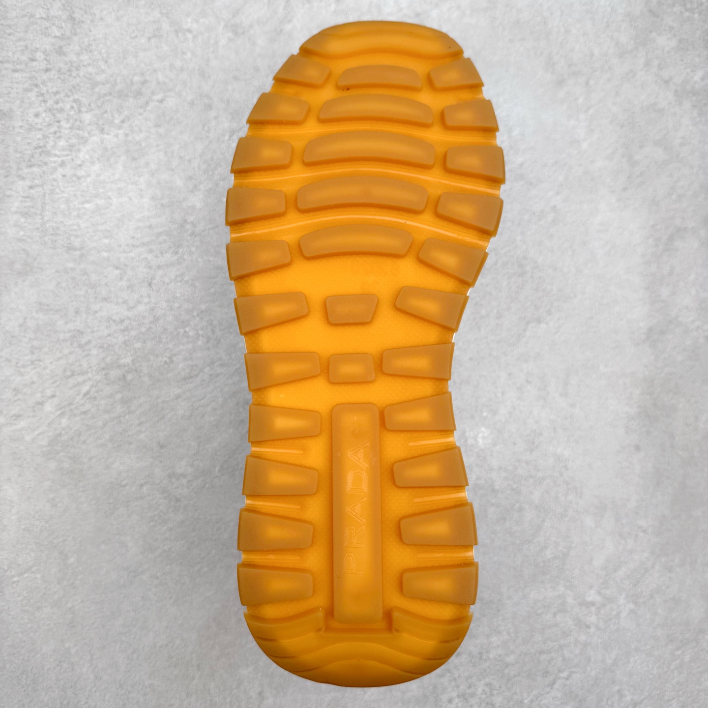 图片[9]-PRADA普拉达 厚底徽标系带运动休闲男鞋系列 广东大厂品质 专柜同步 大气个性更潮更抢眼更追求档次，它将颠覆旧念，与您共度时尚潮人必备! 面料采用原版进口小牛皮 牛皮内里垫脚 橡胶发泡大底 轻便防滑耐磨 脚感舒适 款式耐看做工精细 配以简洁利落的鞋楦 彰显男人的果敢和硬朗 尺码：39-44（皮鞋码）-选品中心