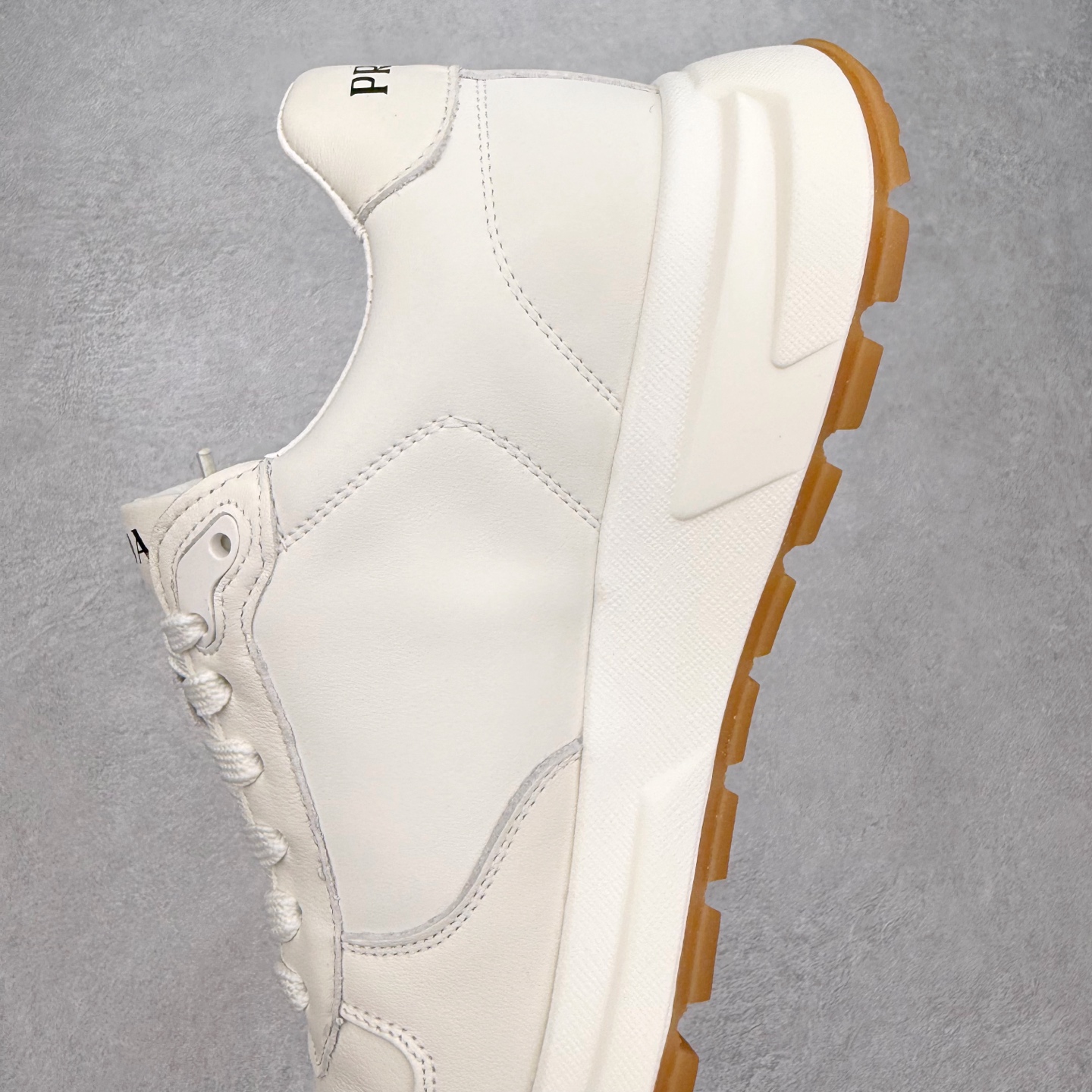 图片[7]-PRADA普拉达 厚底徽标系带运动休闲男鞋系列 广东大厂品质 专柜同步 大气个性更潮更抢眼更追求档次，它将颠覆旧念，与您共度时尚潮人必备! 面料采用原版进口小牛皮 牛皮内里垫脚 橡胶发泡大底 轻便防滑耐磨 脚感舒适 款式耐看做工精细 配以简洁利落的鞋楦 彰显男人的果敢和硬朗 尺码：39-44（皮鞋码）-选品中心