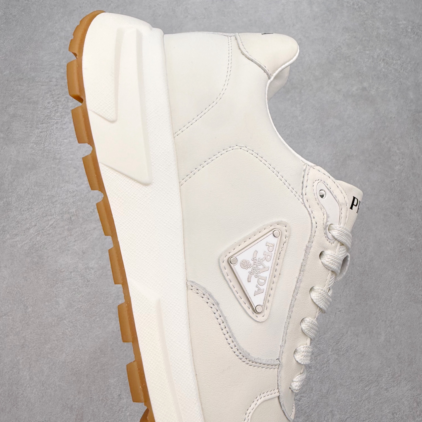 图片[6]-PRADA普拉达 厚底徽标系带运动休闲男鞋系列 广东大厂品质 专柜同步 大气个性更潮更抢眼更追求档次，它将颠覆旧念，与您共度时尚潮人必备! 面料采用原版进口小牛皮 牛皮内里垫脚 橡胶发泡大底 轻便防滑耐磨 脚感舒适 款式耐看做工精细 配以简洁利落的鞋楦 彰显男人的果敢和硬朗 尺码：39-44（皮鞋码）-选品中心