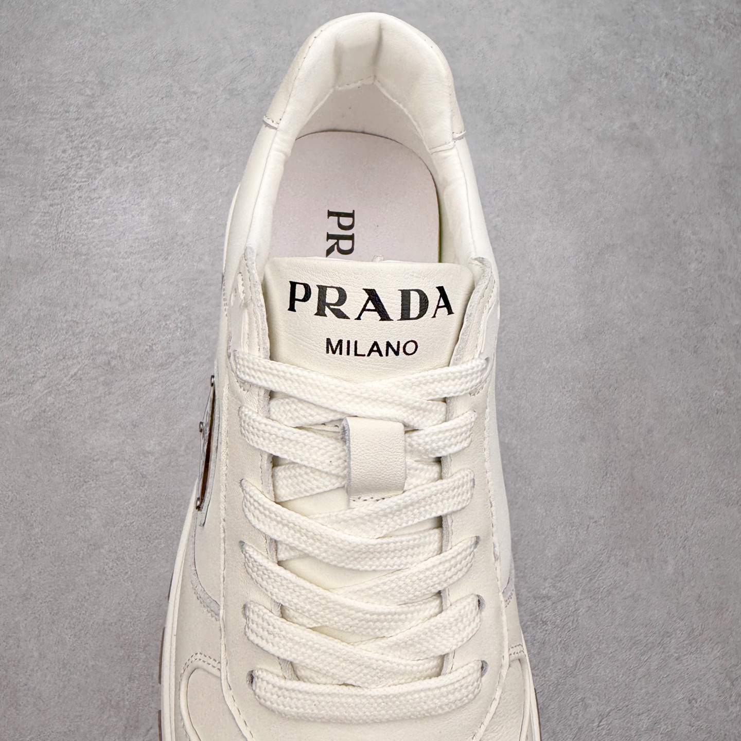 图片[5]-PRADA普拉达 厚底徽标系带运动休闲男鞋系列 广东大厂品质 专柜同步 大气个性更潮更抢眼更追求档次，它将颠覆旧念，与您共度时尚潮人必备! 面料采用原版进口小牛皮 牛皮内里垫脚 橡胶发泡大底 轻便防滑耐磨 脚感舒适 款式耐看做工精细 配以简洁利落的鞋楦 彰显男人的果敢和硬朗 尺码：39-44（皮鞋码）-选品中心