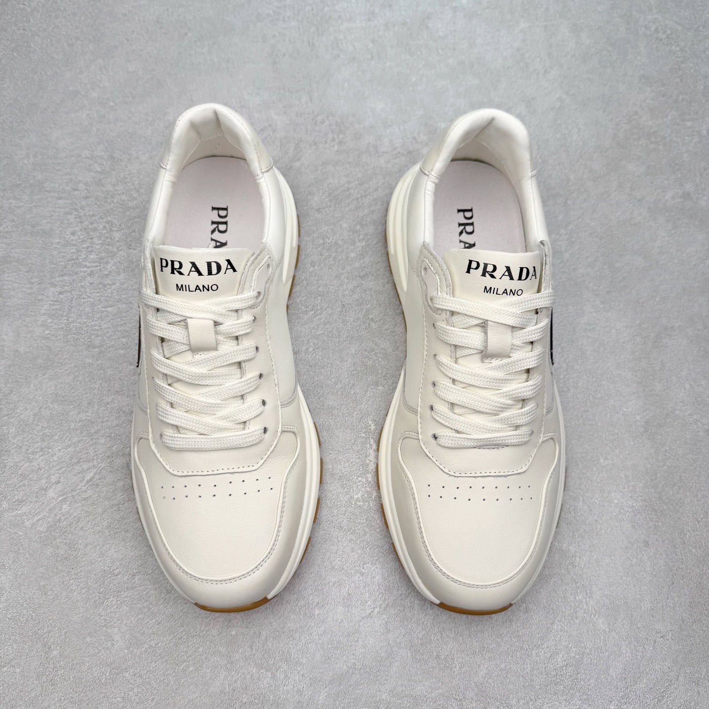 图片[2]-PRADA普拉达 厚底徽标系带运动休闲男鞋系列 广东大厂品质 专柜同步 大气个性更潮更抢眼更追求档次，它将颠覆旧念，与您共度时尚潮人必备! 面料采用原版进口小牛皮 牛皮内里垫脚 橡胶发泡大底 轻便防滑耐磨 脚感舒适 款式耐看做工精细 配以简洁利落的鞋楦 彰显男人的果敢和硬朗 尺码：39-44（皮鞋码）-选品中心