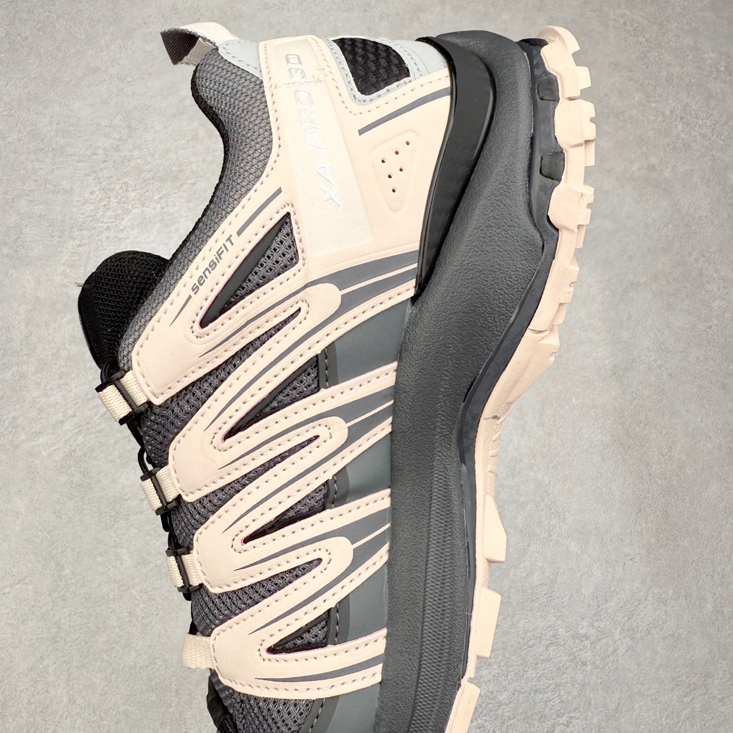 图片[7]-＃C版 SALOMON XA Pro 3D ADV 萨洛蒙潮流越野机能户外功能鞋 纯原外贸平台特供订单 耗时半年巨作 全套原纸板楦头开发 原厂特供网布配套加持 确保原汁原味 完美呈现版型 原档数据独家私模五层组合大底 原装Ortholite轻量化鞋垫 中底布带钢印编号 原厂TPU锁扣 进口港宝加持 后跟自然饱满 还原公司包裹性 鞋面采用SENSIFT贴合技术 全方位贴合包裹脚型 鞋跟部鞋底牵引设计 提供强大的抓地性能 更适应野外崎岖不平的道路 其3D ADVANCED CHASSIS底盘 材料轻量大化 钉齿设计更具稳定性 防护性 鞋底易磨损区运用CONTAGRIP高耐磨材料 应对城市硬质路面长距离跑考验 尺码：36 36.5 37.5 38 38.5 39 40 40.5 41 42 42.5 43 44 44.5 45-选品中心