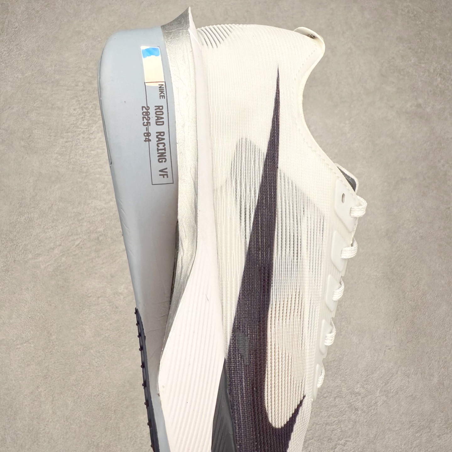 图片[6]-Jakob A. Ingebrigtsen x NK Zoom VaporFly Next 4% 舒适百搭透气回弹低帮短跑马拉松跑步鞋 HF6412-100 采用精致醒目设计，精准诠释雅各布·因格布里格森的风格，聚焦他的核心信念：家庭与夺冠。该鞋款在前代鞋款的基础上减轻重量，但不影响性能表现。碳纤维 Flyplate 结合出众回弹的ZoomX泡绵中底，缔造比赛日佳选，令你快意难挡，疾速冲刺。这款公路竞速跑步鞋具备匠心品质，无论是日常畅跑还是马拉松，皆可轻松驾驭，是雅各布的信赖之选。尺码：36 36.5 37.5 38 38.5 39 40 40.5 41 42 42.5 43 44 44.5 45-选品中心