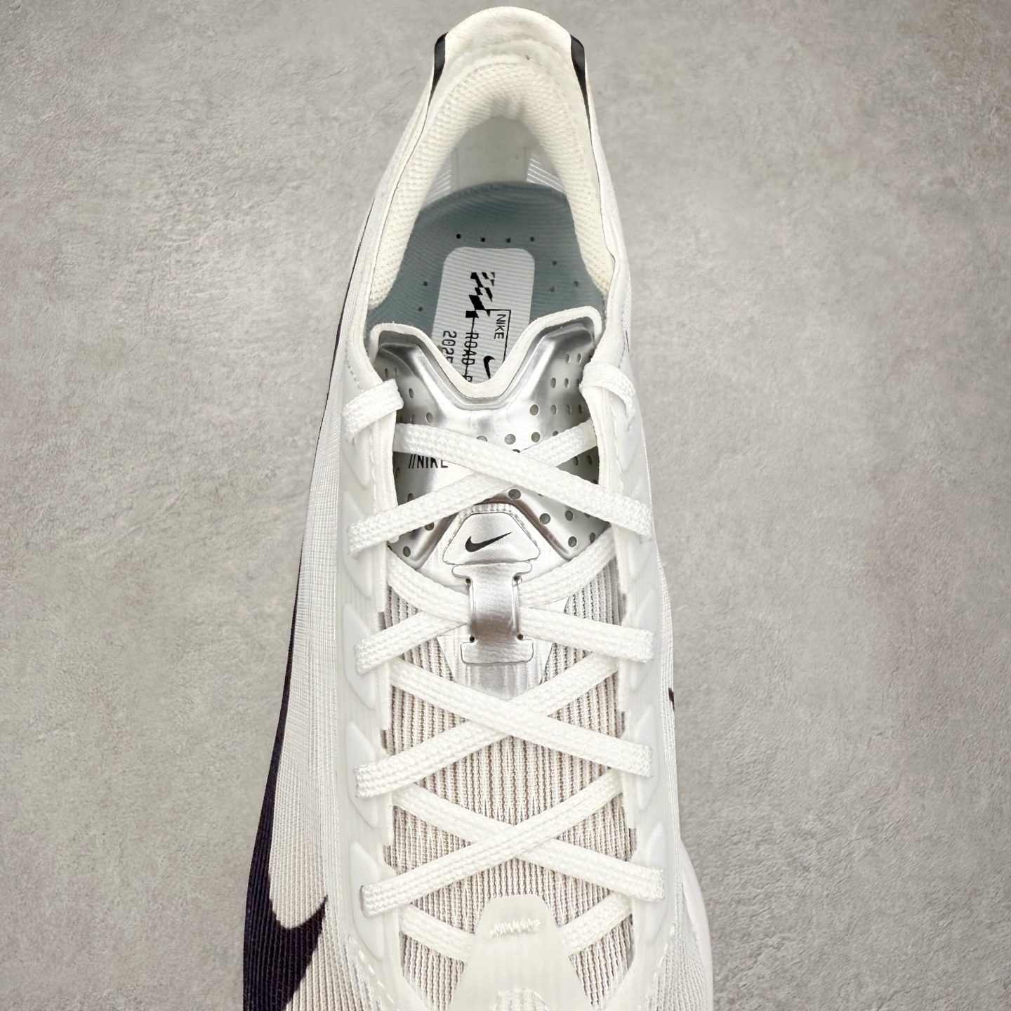 图片[5]-Jakob A. Ingebrigtsen x NK Zoom VaporFly Next 4% 舒适百搭透气回弹低帮短跑马拉松跑步鞋 HF6412-100 采用精致醒目设计，精准诠释雅各布·因格布里格森的风格，聚焦他的核心信念：家庭与夺冠。该鞋款在前代鞋款的基础上减轻重量，但不影响性能表现。碳纤维 Flyplate 结合出众回弹的ZoomX泡绵中底，缔造比赛日佳选，令你快意难挡，疾速冲刺。这款公路竞速跑步鞋具备匠心品质，无论是日常畅跑还是马拉松，皆可轻松驾驭，是雅各布的信赖之选。尺码：36 36.5 37.5 38 38.5 39 40 40.5 41 42 42.5 43 44 44.5 45-选品中心