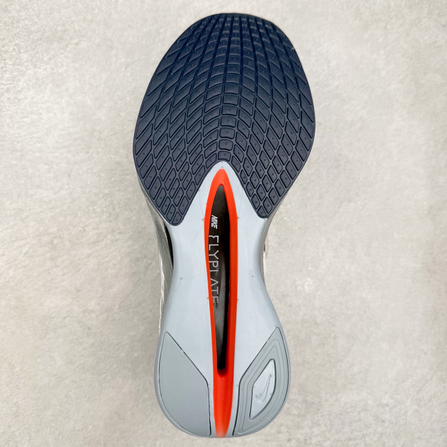 图片[9]-Jakob A. Ingebrigtsen x NK Zoom VaporFly Next 4% 舒适百搭透气回弹低帮短跑马拉松跑步鞋 HF6412-100 采用精致醒目设计，精准诠释雅各布·因格布里格森的风格，聚焦他的核心信念：家庭与夺冠。该鞋款在前代鞋款的基础上减轻重量，但不影响性能表现。碳纤维 Flyplate 结合出众回弹的ZoomX泡绵中底，缔造比赛日佳选，令你快意难挡，疾速冲刺。这款公路竞速跑步鞋具备匠心品质，无论是日常畅跑还是马拉松，皆可轻松驾驭，是雅各布的信赖之选。尺码：36 36.5 37.5 38 38.5 39 40 40.5 41 42 42.5 43 44 44.5 45-选品中心