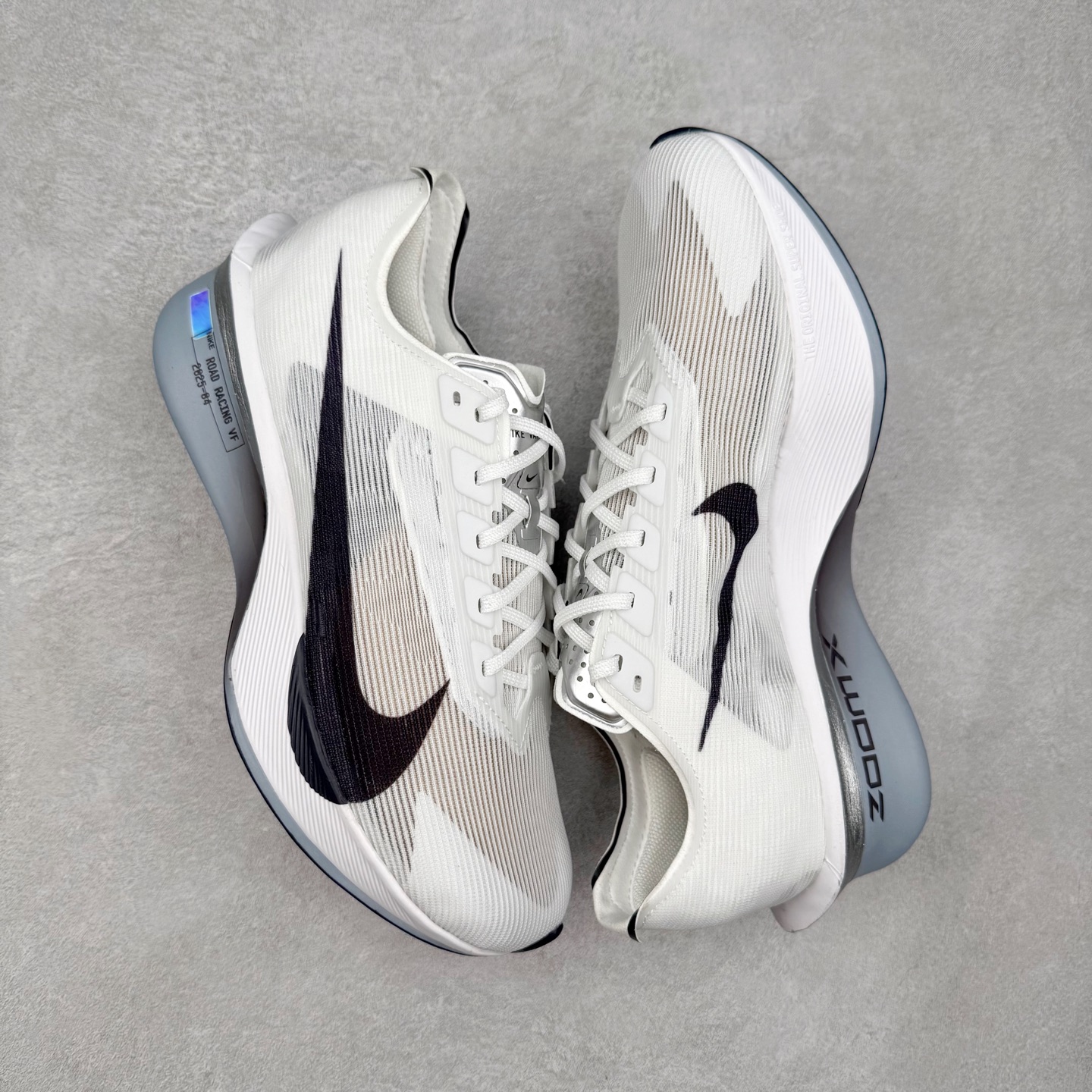 图片[3]-Jakob A. Ingebrigtsen x NK Zoom VaporFly Next 4% 舒适百搭透气回弹低帮短跑马拉松跑步鞋 HF6412-100 采用精致醒目设计，精准诠释雅各布·因格布里格森的风格，聚焦他的核心信念：家庭与夺冠。该鞋款在前代鞋款的基础上减轻重量，但不影响性能表现。碳纤维 Flyplate 结合出众回弹的ZoomX泡绵中底，缔造比赛日佳选，令你快意难挡，疾速冲刺。这款公路竞速跑步鞋具备匠心品质，无论是日常畅跑还是马拉松，皆可轻松驾驭，是雅各布的信赖之选。尺码：36 36.5 37.5 38 38.5 39 40 40.5 41 42 42.5 43 44 44.5 45-选品中心