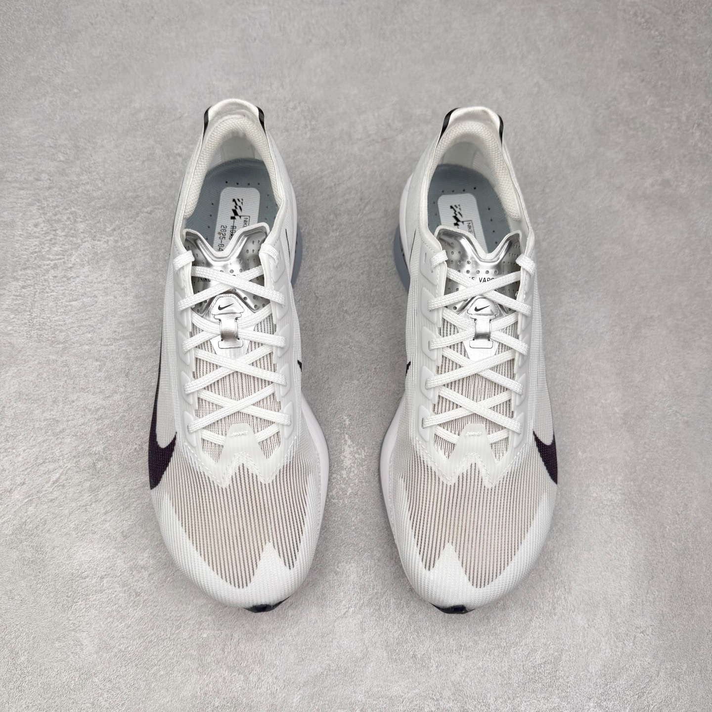 图片[2]-Jakob A. Ingebrigtsen x NK Zoom VaporFly Next 4% 舒适百搭透气回弹低帮短跑马拉松跑步鞋 HF6412-100 采用精致醒目设计，精准诠释雅各布·因格布里格森的风格，聚焦他的核心信念：家庭与夺冠。该鞋款在前代鞋款的基础上减轻重量，但不影响性能表现。碳纤维 Flyplate 结合出众回弹的ZoomX泡绵中底，缔造比赛日佳选，令你快意难挡，疾速冲刺。这款公路竞速跑步鞋具备匠心品质，无论是日常畅跑还是马拉松，皆可轻松驾驭，是雅各布的信赖之选。尺码：36 36.5 37.5 38 38.5 39 40 40.5 41 42 42.5 43 44 44.5 45-选品中心