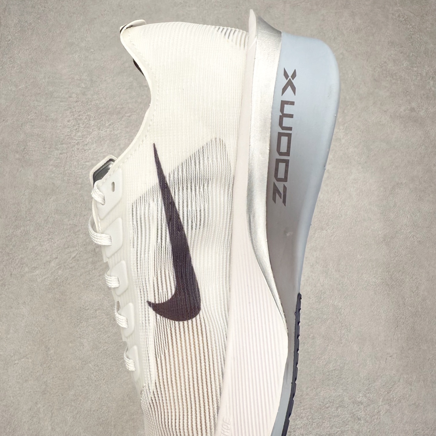 图片[7]-Jakob A. Ingebrigtsen x NK Zoom VaporFly Next 4% 舒适百搭透气回弹低帮短跑马拉松跑步鞋 HF6412-100 采用精致醒目设计，精准诠释雅各布·因格布里格森的风格，聚焦他的核心信念：家庭与夺冠。该鞋款在前代鞋款的基础上减轻重量，但不影响性能表现。碳纤维 Flyplate 结合出众回弹的ZoomX泡绵中底，缔造比赛日佳选，令你快意难挡，疾速冲刺。这款公路竞速跑步鞋具备匠心品质，无论是日常畅跑还是马拉松，皆可轻松驾驭，是雅各布的信赖之选。尺码：36 36.5 37.5 38 38.5 39 40 40.5 41 42 42.5 43 44 44.5 45-选品中心