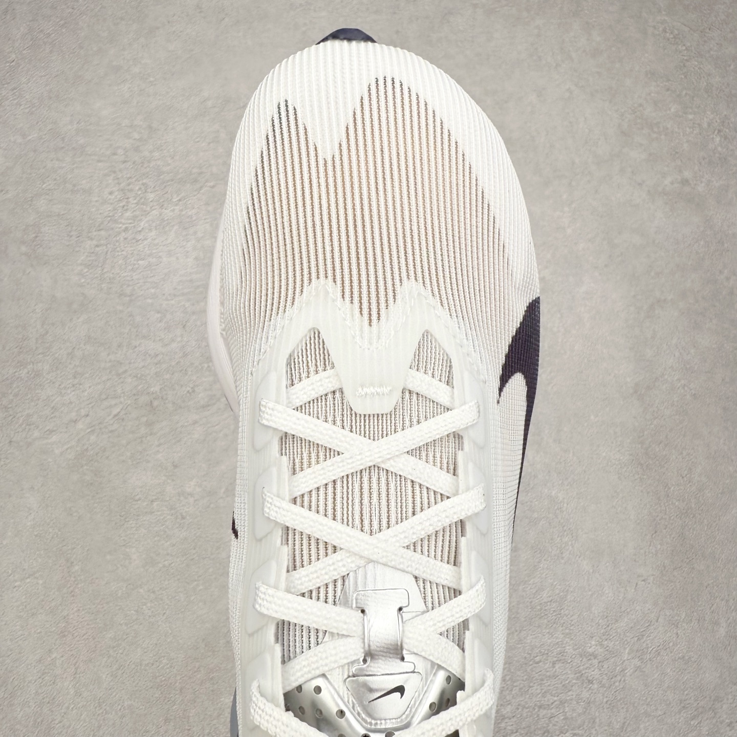 图片[4]-Jakob A. Ingebrigtsen x NK Zoom VaporFly Next 4% 舒适百搭透气回弹低帮短跑马拉松跑步鞋 HF6412-100 采用精致醒目设计，精准诠释雅各布·因格布里格森的风格，聚焦他的核心信念：家庭与夺冠。该鞋款在前代鞋款的基础上减轻重量，但不影响性能表现。碳纤维 Flyplate 结合出众回弹的ZoomX泡绵中底，缔造比赛日佳选，令你快意难挡，疾速冲刺。这款公路竞速跑步鞋具备匠心品质，无论是日常畅跑还是马拉松，皆可轻松驾驭，是雅各布的信赖之选。尺码：36 36.5 37.5 38 38.5 39 40 40.5 41 42 42.5 43 44 44.5 45-选品中心