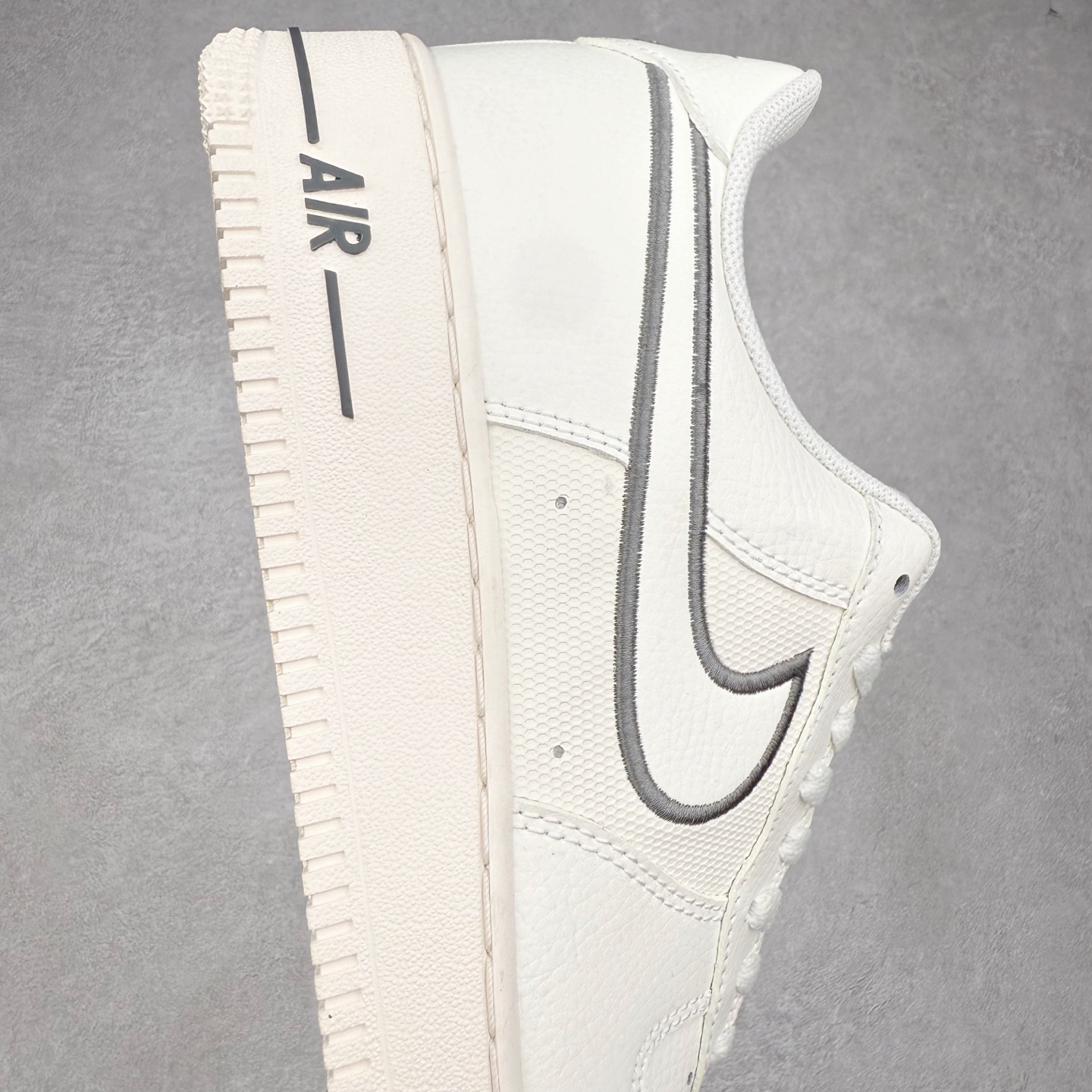 图片[6]-＃XT纯原 NK Air Force 1 Low 空军一号时尚舒适防滑耐磨低帮板鞋 IB7677-101 顶级批次 2022全新楦头鞋型 鱼鳞大底 历时开发三个月 清洁度完美 二维码鞋标 内置芯片及solo气垫 大底高度及其弧度依照正品 钢印 logo刺绣 鞋口弧度 鞋头长度 鞋面冲孔 鞋垫背胶及钢印 完美鞋型对比正品 每一处都是细节满满 柔软、弹性十足的缓震性能和出色的中底设计 横跨复古与现代的外型结合 造就出风靡全球 三十多年的Force 1 直到今天还深受青睐 实拍调校N版已经零色差零失真 百分百还原实物色彩所见即所得 不存在货不对板色差等低级问题 选购参考实物拍摄 不混卖不参货 只用心做好货严格选品 承诺混一赔十 尺码：36 36.5 37.5 38 38.5 39 40 40.5 41 42 42.5 43 44 44.5 45-选品中心