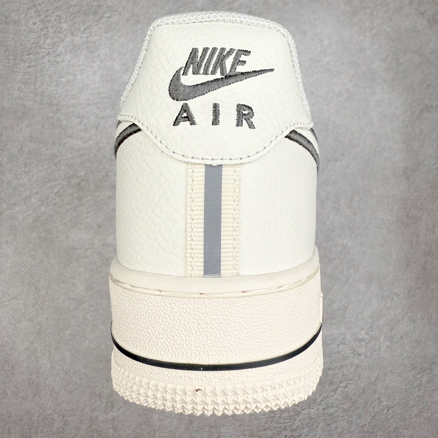 图片[8]-＃XT纯原 NK Air Force 1 Low 空军一号时尚舒适防滑耐磨低帮板鞋 IB7677-101 顶级批次 2022全新楦头鞋型 鱼鳞大底 历时开发三个月 清洁度完美 二维码鞋标 内置芯片及solo气垫 大底高度及其弧度依照正品 钢印 logo刺绣 鞋口弧度 鞋头长度 鞋面冲孔 鞋垫背胶及钢印 完美鞋型对比正品 每一处都是细节满满 柔软、弹性十足的缓震性能和出色的中底设计 横跨复古与现代的外型结合 造就出风靡全球 三十多年的Force 1 直到今天还深受青睐 实拍调校N版已经零色差零失真 百分百还原实物色彩所见即所得 不存在货不对板色差等低级问题 选购参考实物拍摄 不混卖不参货 只用心做好货严格选品 承诺混一赔十 尺码：36 36.5 37.5 38 38.5 39 40 40.5 41 42 42.5 43 44 44.5 45-选品中心