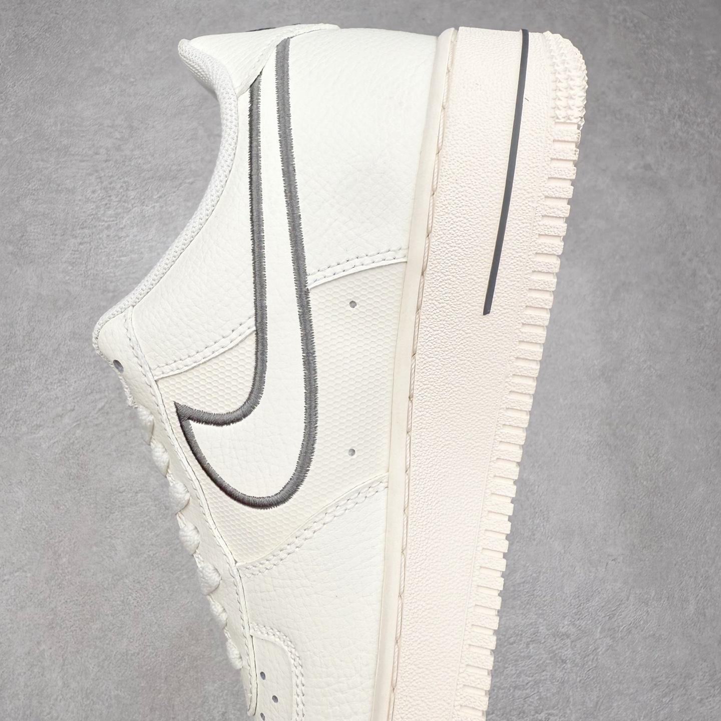 图片[7]-＃XT纯原 NK Air Force 1 Low 空军一号时尚舒适防滑耐磨低帮板鞋 IB7677-101 顶级批次 2022全新楦头鞋型 鱼鳞大底 历时开发三个月 清洁度完美 二维码鞋标 内置芯片及solo气垫 大底高度及其弧度依照正品 钢印 logo刺绣 鞋口弧度 鞋头长度 鞋面冲孔 鞋垫背胶及钢印 完美鞋型对比正品 每一处都是细节满满 柔软、弹性十足的缓震性能和出色的中底设计 横跨复古与现代的外型结合 造就出风靡全球 三十多年的Force 1 直到今天还深受青睐 实拍调校N版已经零色差零失真 百分百还原实物色彩所见即所得 不存在货不对板色差等低级问题 选购参考实物拍摄 不混卖不参货 只用心做好货严格选品 承诺混一赔十 尺码：36 36.5 37.5 38 38.5 39 40 40.5 41 42 42.5 43 44 44.5 45-选品中心