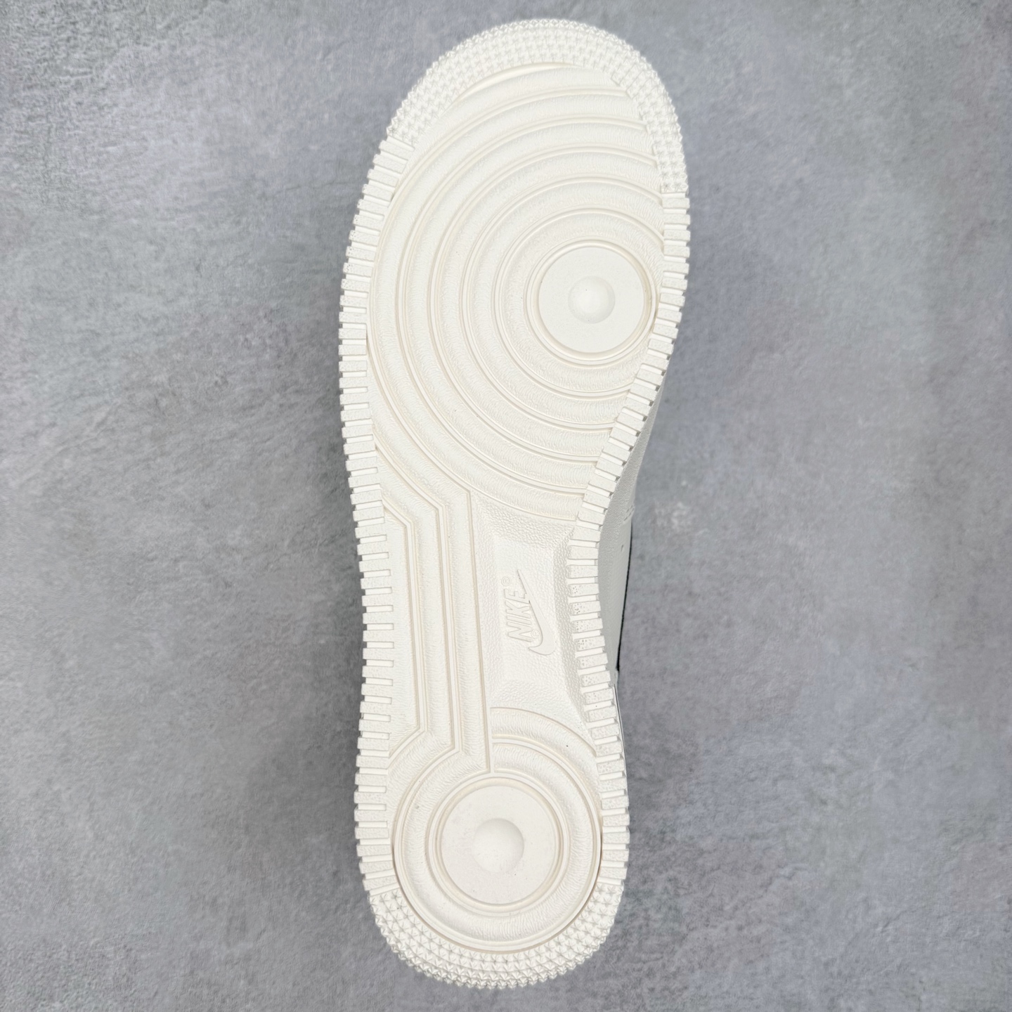 图片[9]-＃XT纯原 NK Air Force 1 Low 空军一号时尚舒适防滑耐磨低帮板鞋 IB7677-101 顶级批次 2022全新楦头鞋型 鱼鳞大底 历时开发三个月 清洁度完美 二维码鞋标 内置芯片及solo气垫 大底高度及其弧度依照正品 钢印 logo刺绣 鞋口弧度 鞋头长度 鞋面冲孔 鞋垫背胶及钢印 完美鞋型对比正品 每一处都是细节满满 柔软、弹性十足的缓震性能和出色的中底设计 横跨复古与现代的外型结合 造就出风靡全球 三十多年的Force 1 直到今天还深受青睐 实拍调校N版已经零色差零失真 百分百还原实物色彩所见即所得 不存在货不对板色差等低级问题 选购参考实物拍摄 不混卖不参货 只用心做好货严格选品 承诺混一赔十 尺码：36 36.5 37.5 38 38.5 39 40 40.5 41 42 42.5 43 44 44.5 45-选品中心