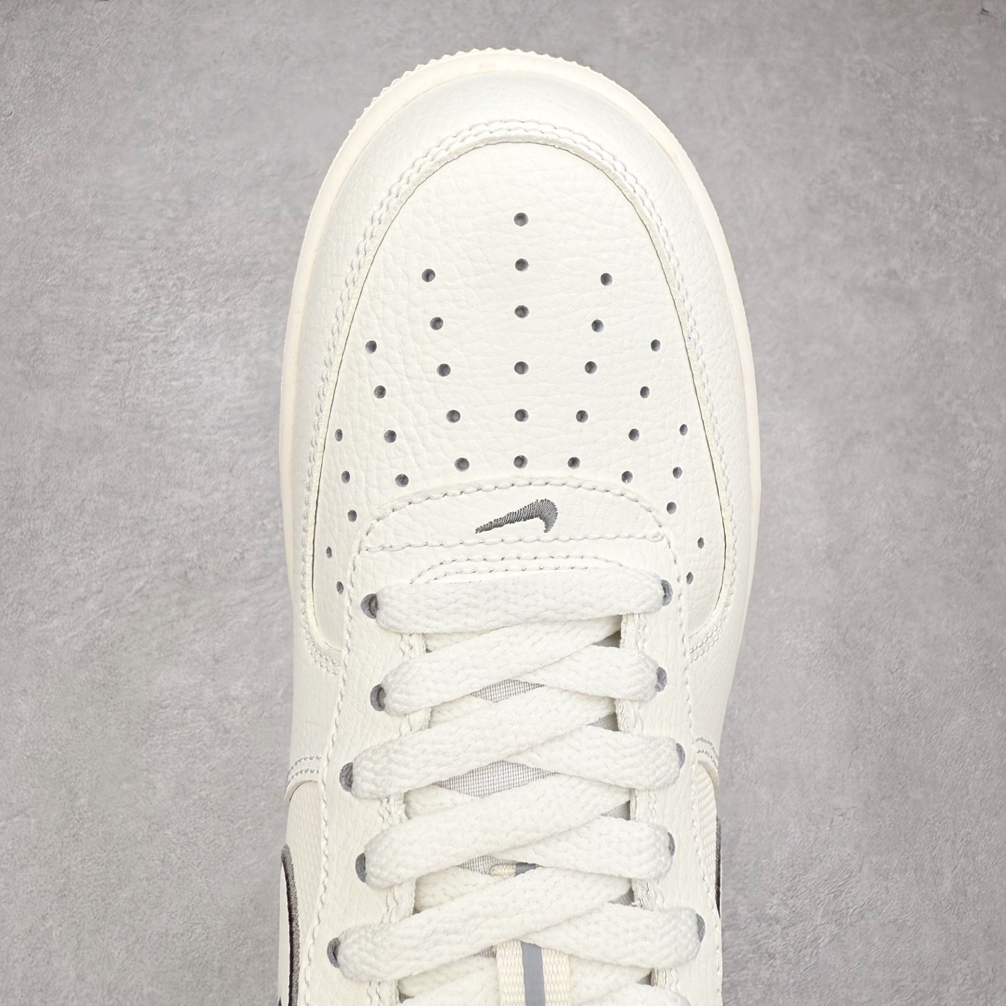 图片[4]-＃XT纯原 NK Air Force 1 Low 空军一号时尚舒适防滑耐磨低帮板鞋 IB7677-101 顶级批次 2022全新楦头鞋型 鱼鳞大底 历时开发三个月 清洁度完美 二维码鞋标 内置芯片及solo气垫 大底高度及其弧度依照正品 钢印 logo刺绣 鞋口弧度 鞋头长度 鞋面冲孔 鞋垫背胶及钢印 完美鞋型对比正品 每一处都是细节满满 柔软、弹性十足的缓震性能和出色的中底设计 横跨复古与现代的外型结合 造就出风靡全球 三十多年的Force 1 直到今天还深受青睐 实拍调校N版已经零色差零失真 百分百还原实物色彩所见即所得 不存在货不对板色差等低级问题 选购参考实物拍摄 不混卖不参货 只用心做好货严格选品 承诺混一赔十 尺码：36 36.5 37.5 38 38.5 39 40 40.5 41 42 42.5 43 44 44.5 45-选品中心